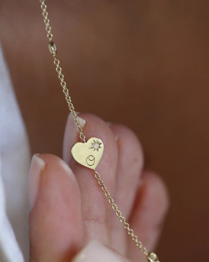 שרשרת אלכס 7 יהלומים עם אלמנט לב משובץ עם חריטה ואלמנט חמסה קטן