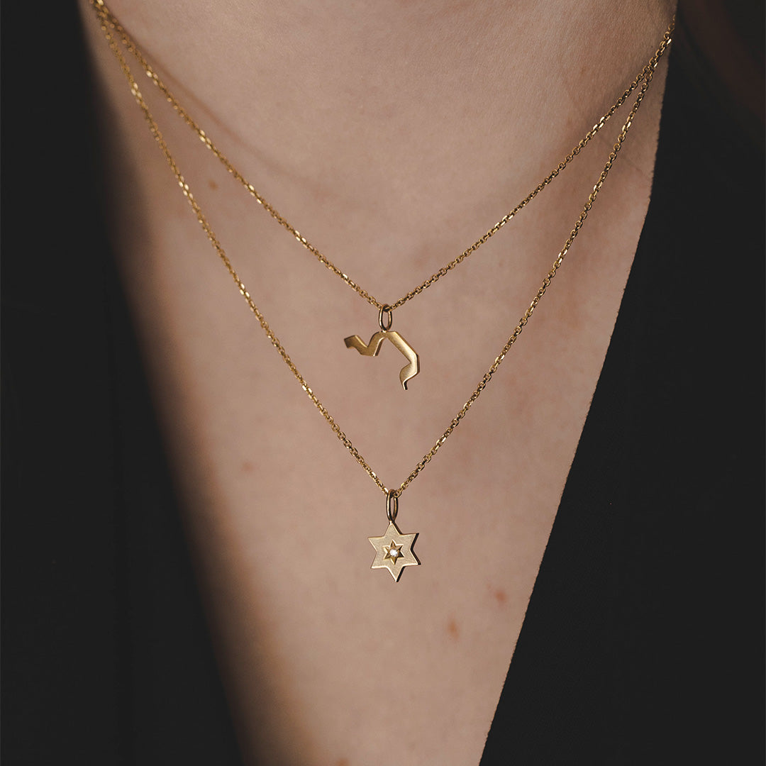 תליון אות גדולה חלקה