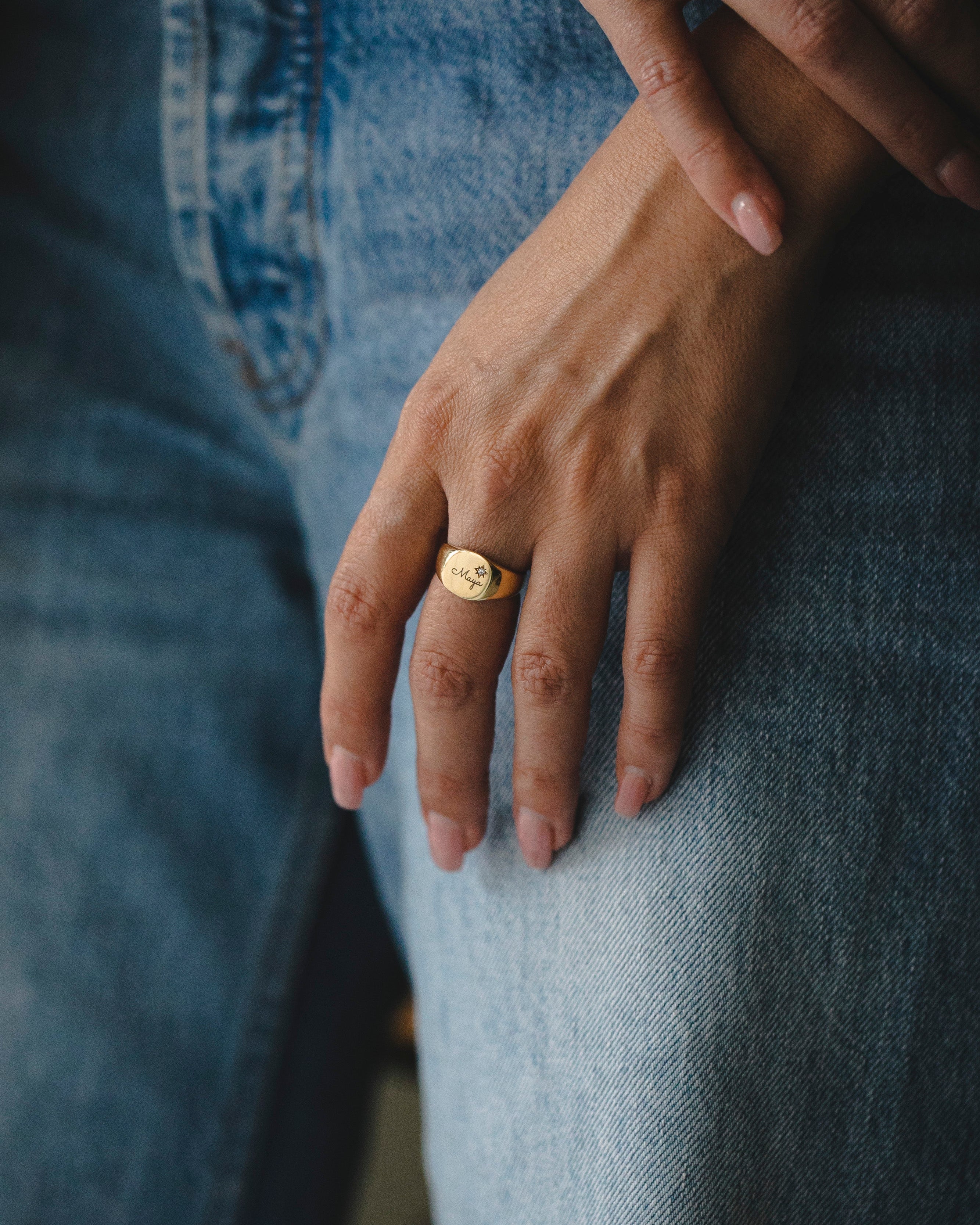 טבעת מריה עם יהלום בשיבוץ כוכב וחריטה