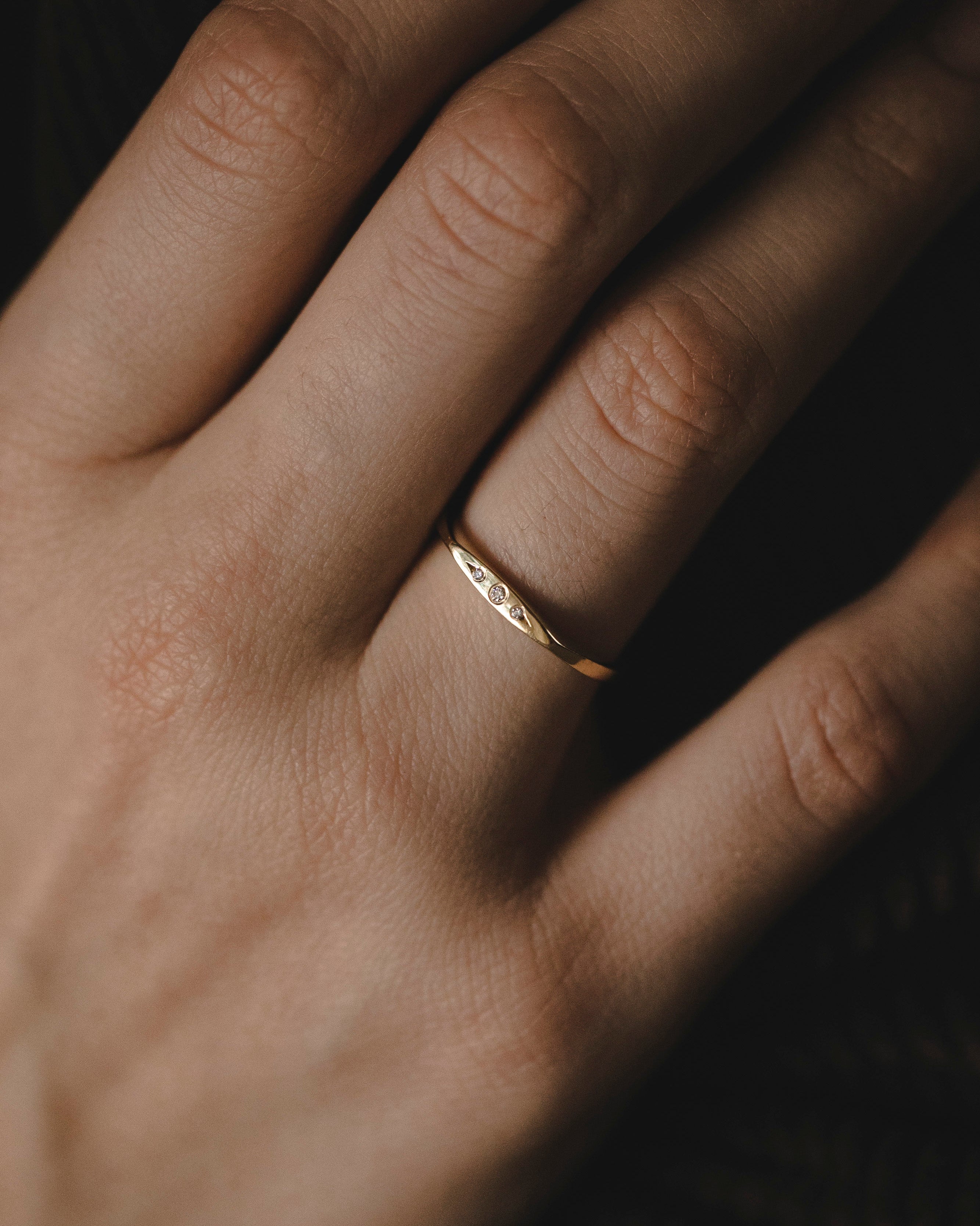 טבעת ג׳קי שלושה יהלומים לבנים