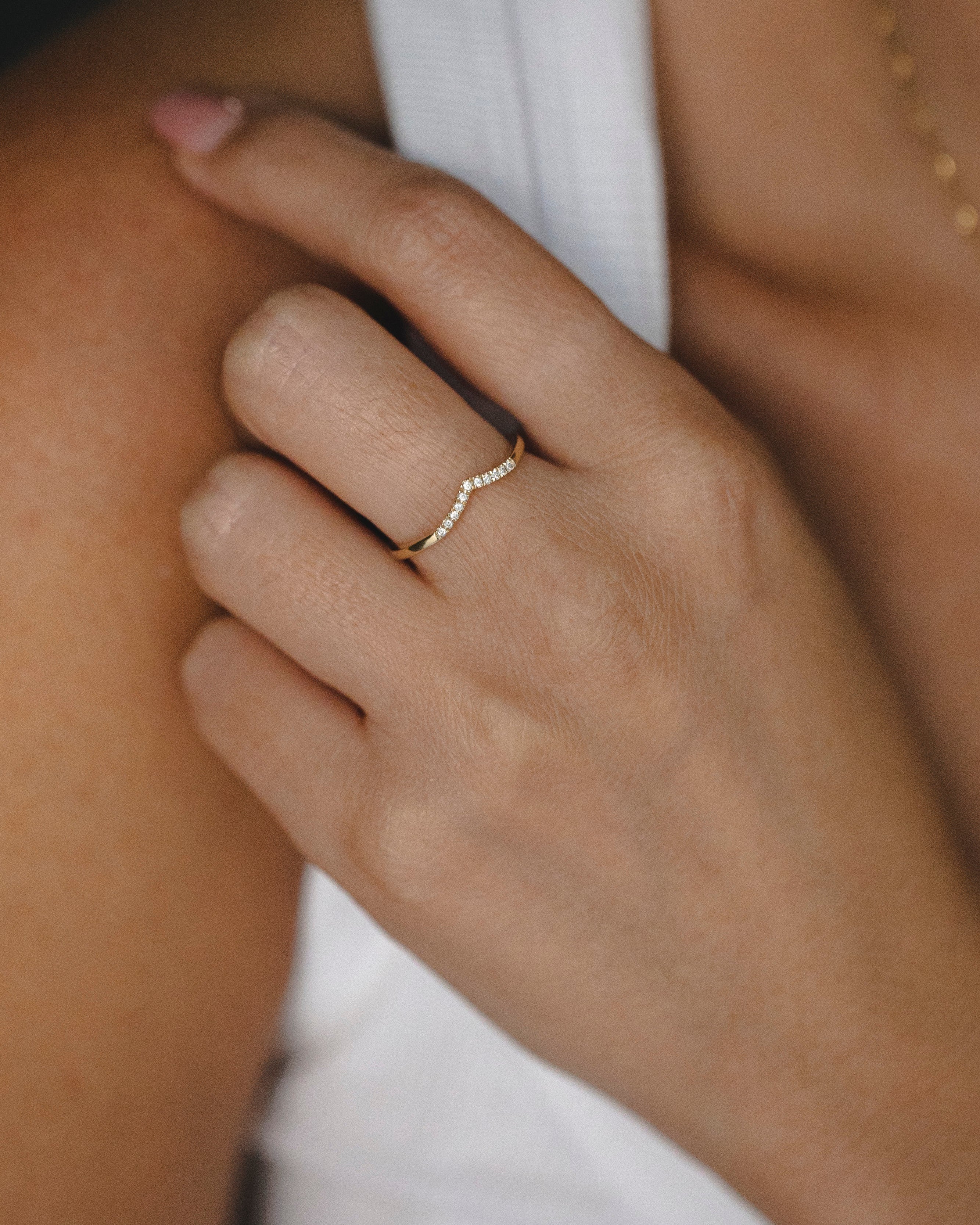 טבעת האנה משובצת יהלומים לבנים