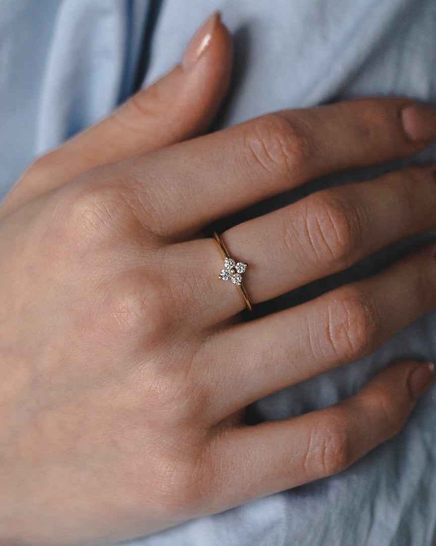 טבעת בת' מוגדלת יהלומים לבנים