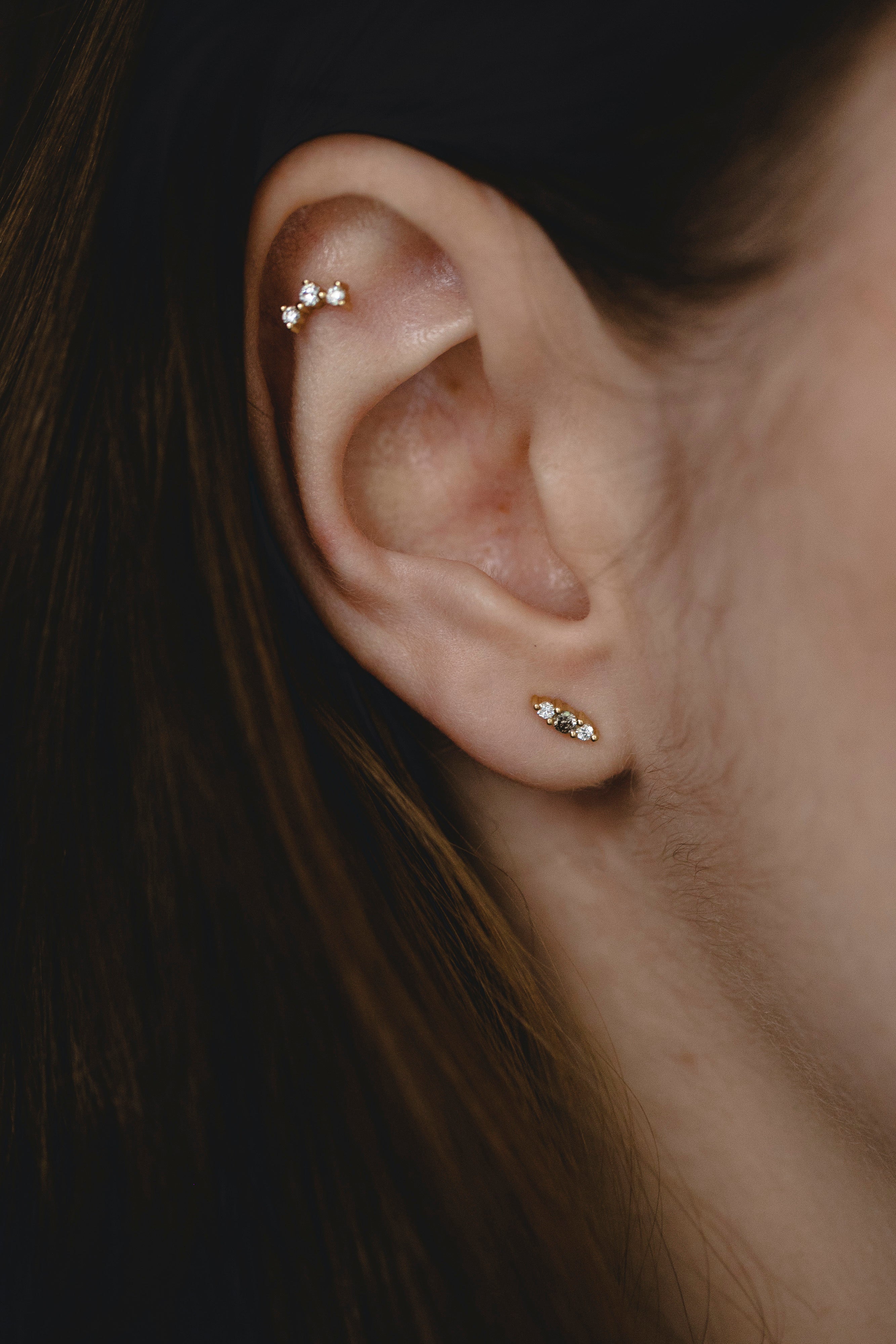 עגיל אודרי עם יהלומים אפור ולבן