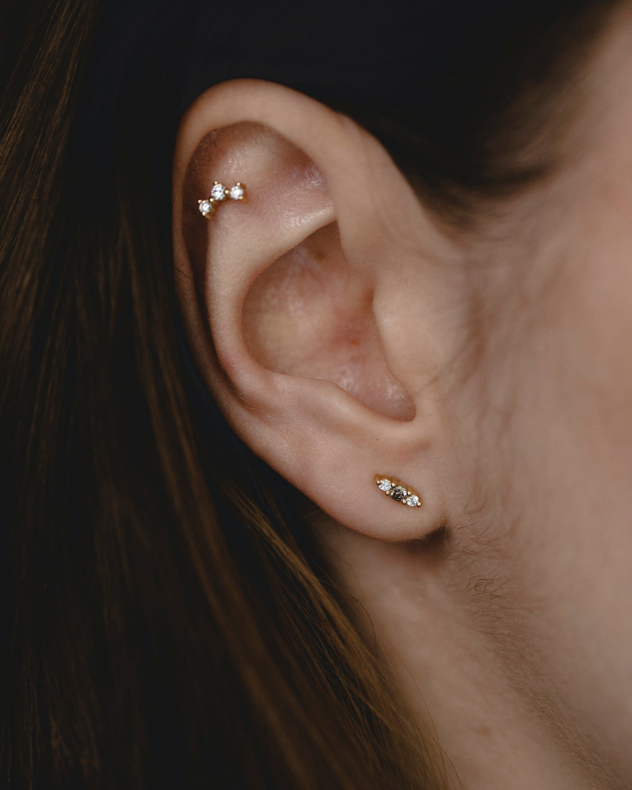 עגיל אודרי עם יהלומים אפור ולבן