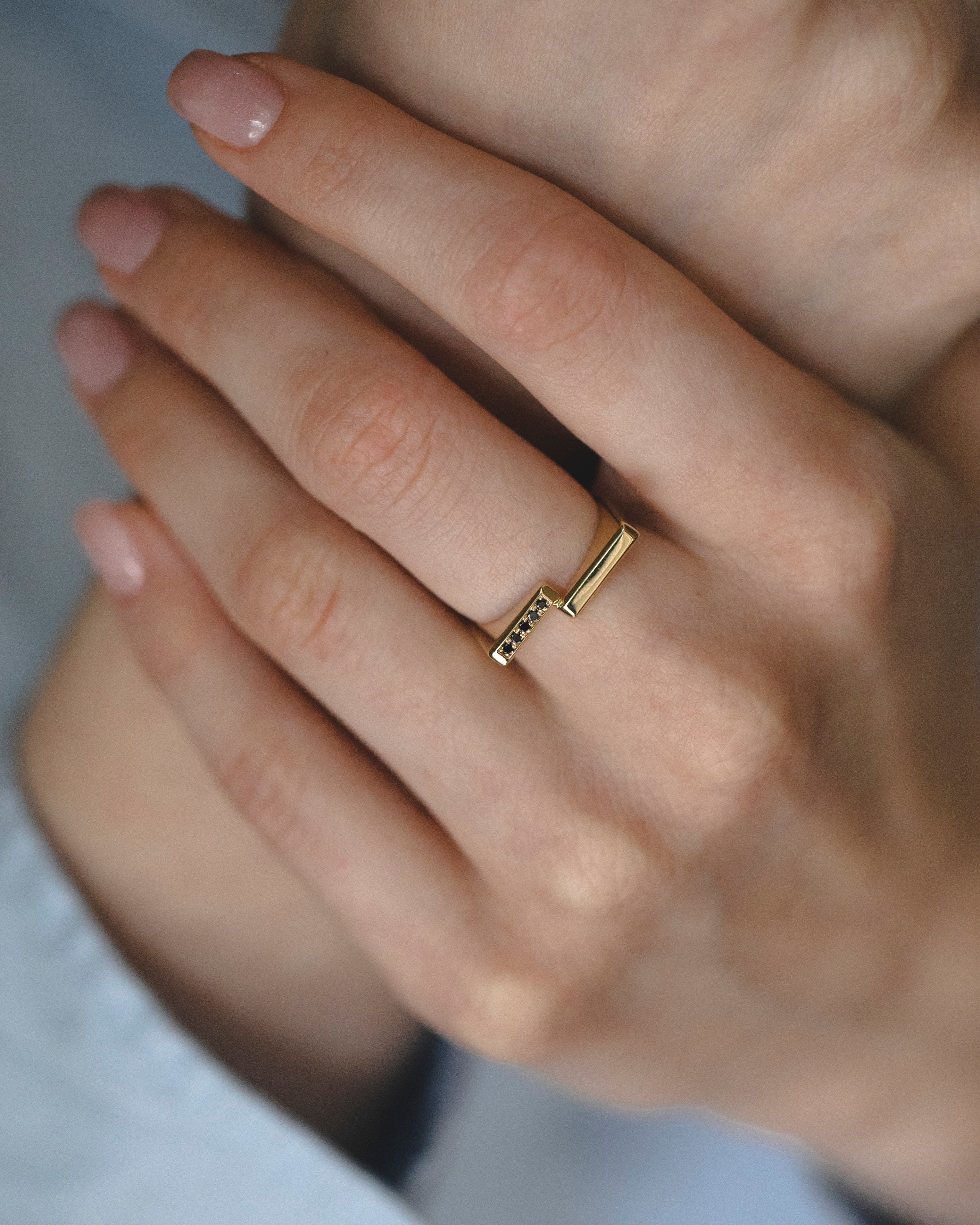 טבעת ג'ונו עם יהלומים שחורים