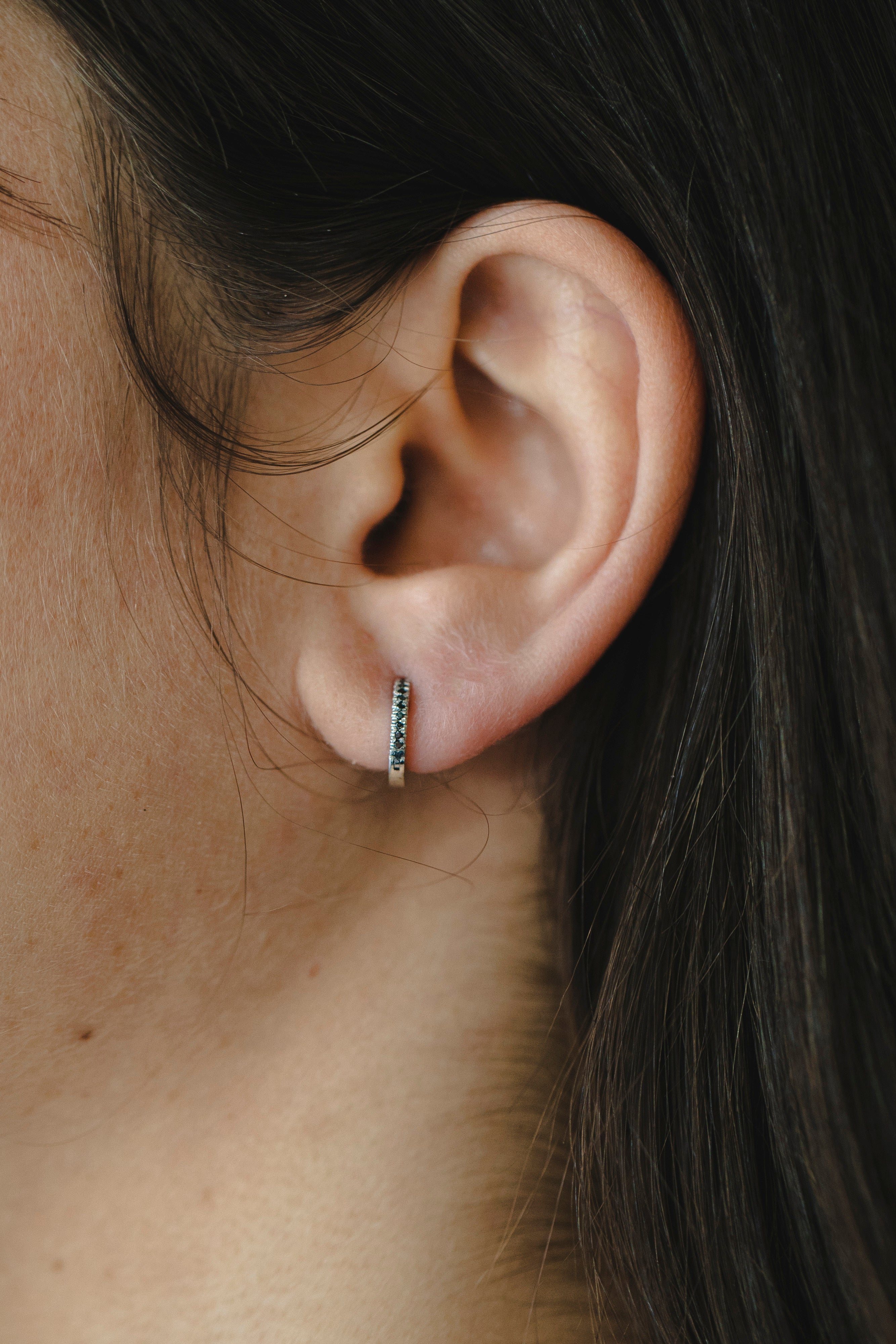 עגיל חישוק קלואי קטן - 10.5 מ"מ יהלומים שחורים