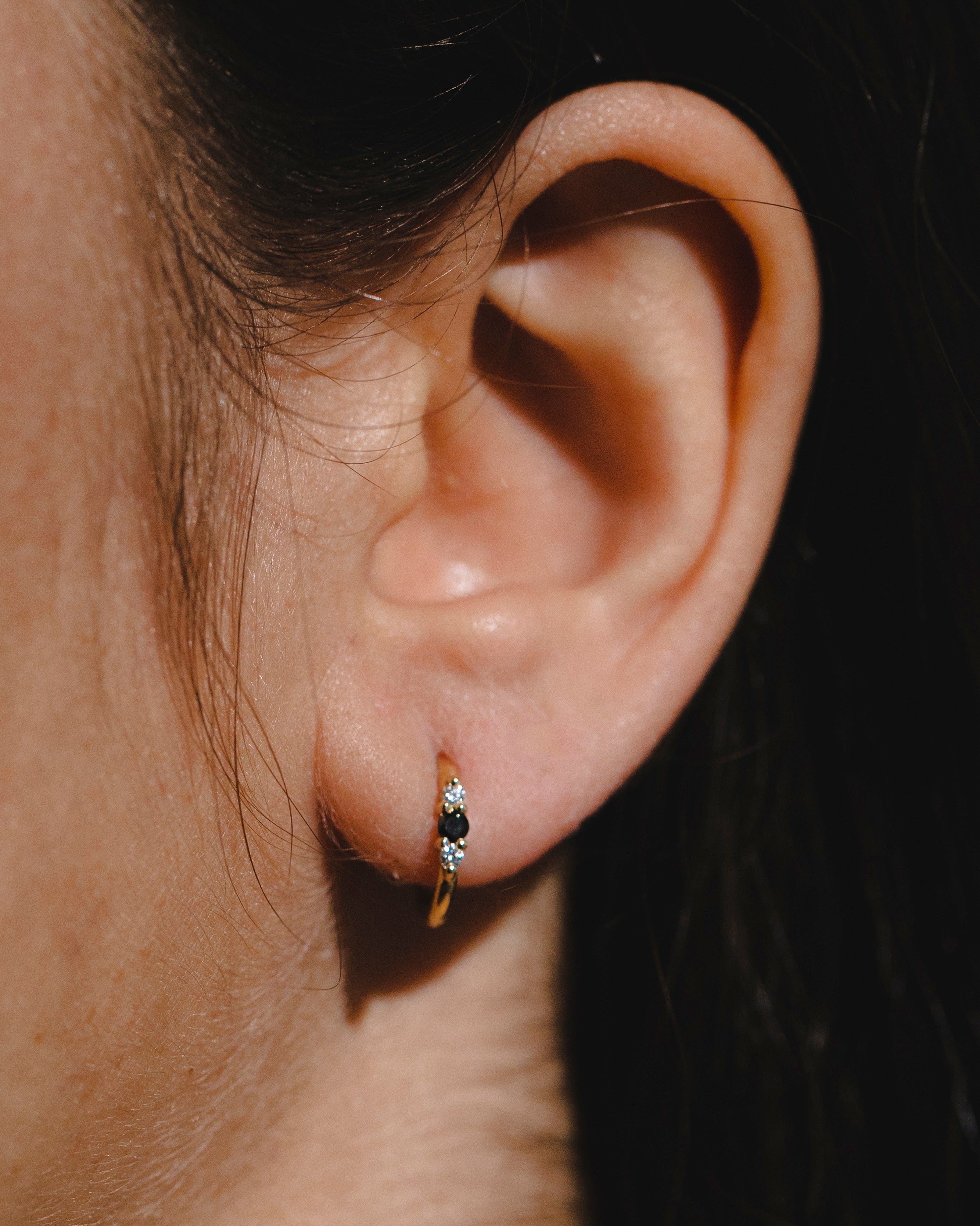 עגיל חישוק קלאסי אודרי יהלום שחור ויהלומים