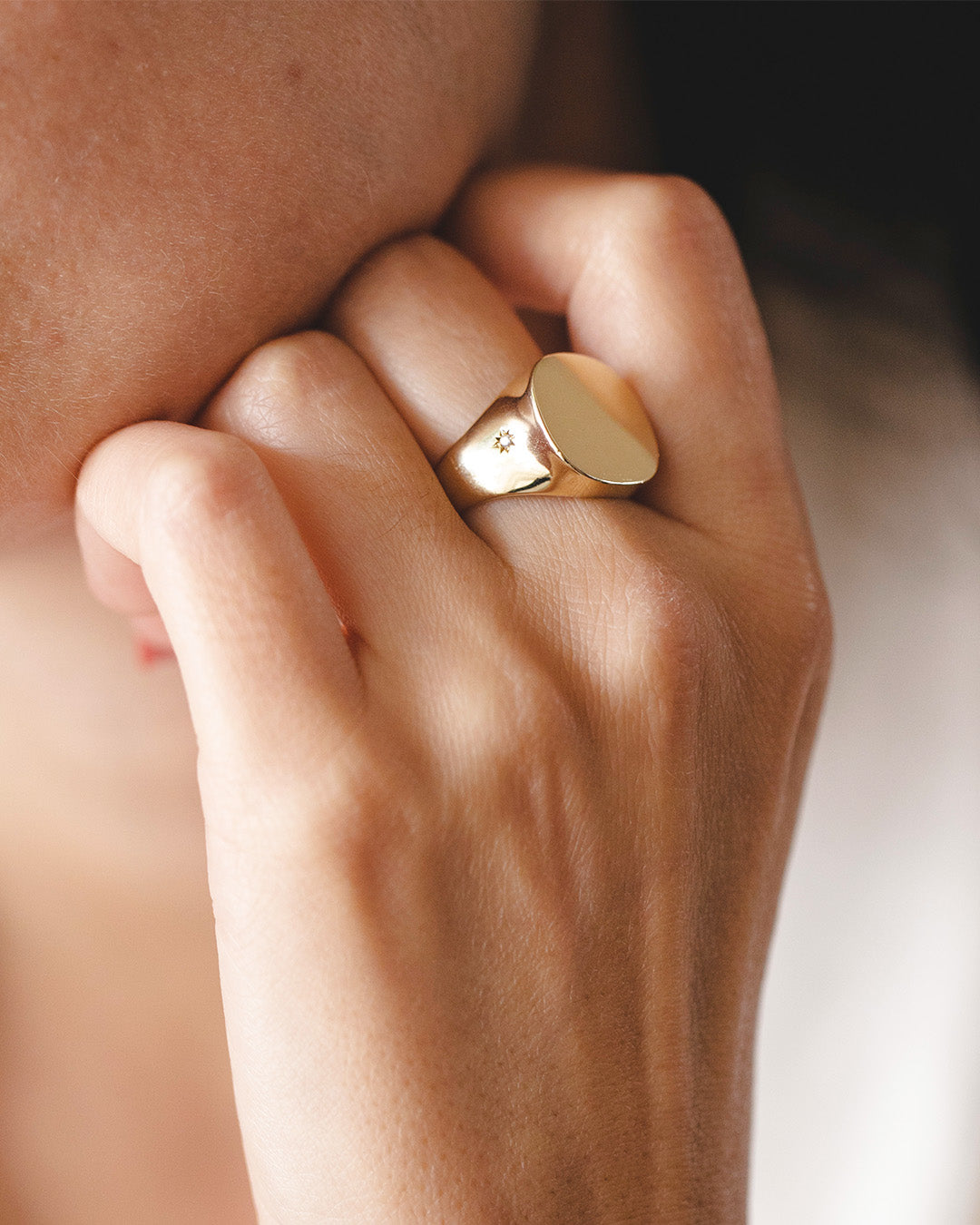 טבעת מילה עם שיבוץ כוכב על השינה