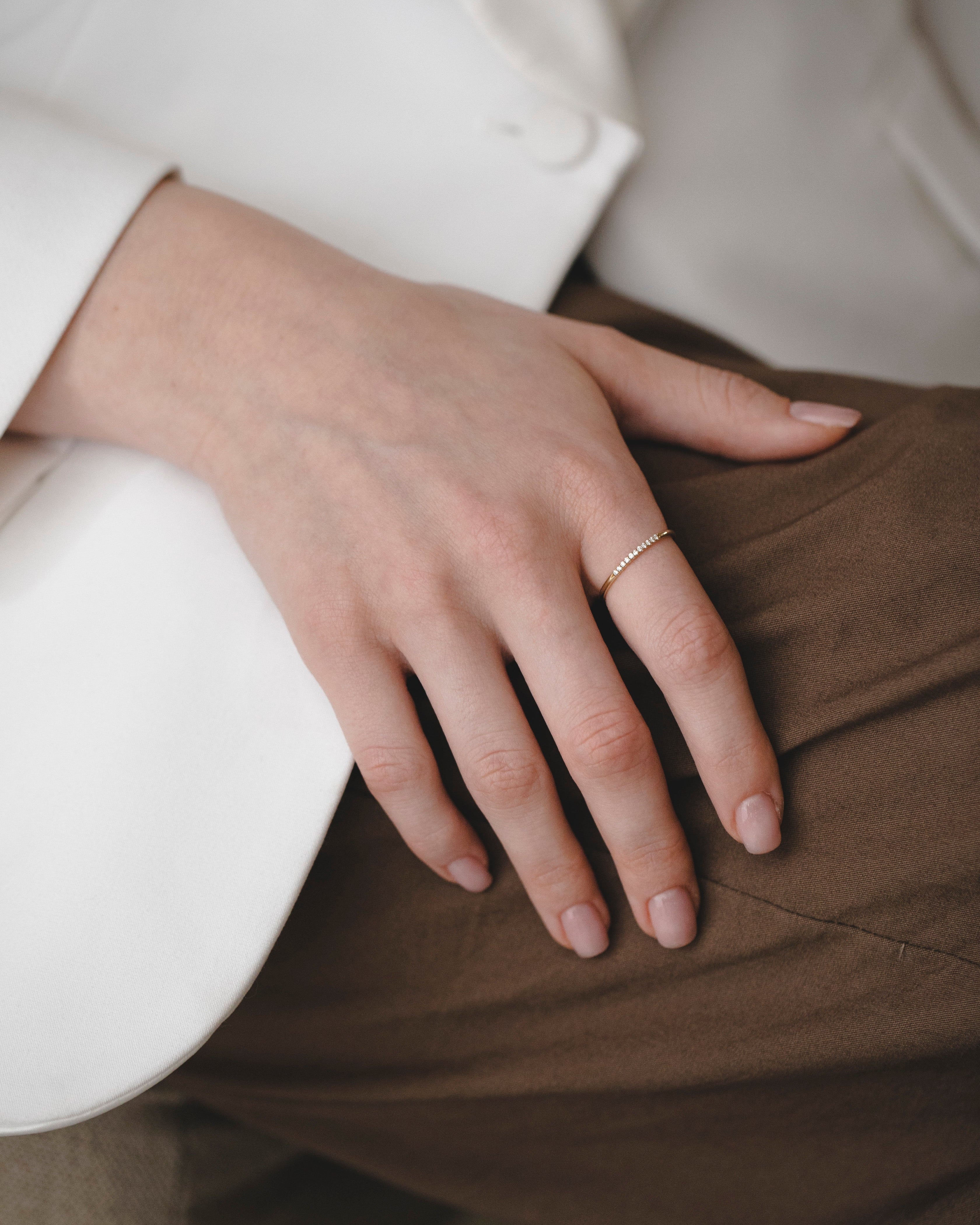 טבעת קלי משובצת 11 יהלומים לבנים