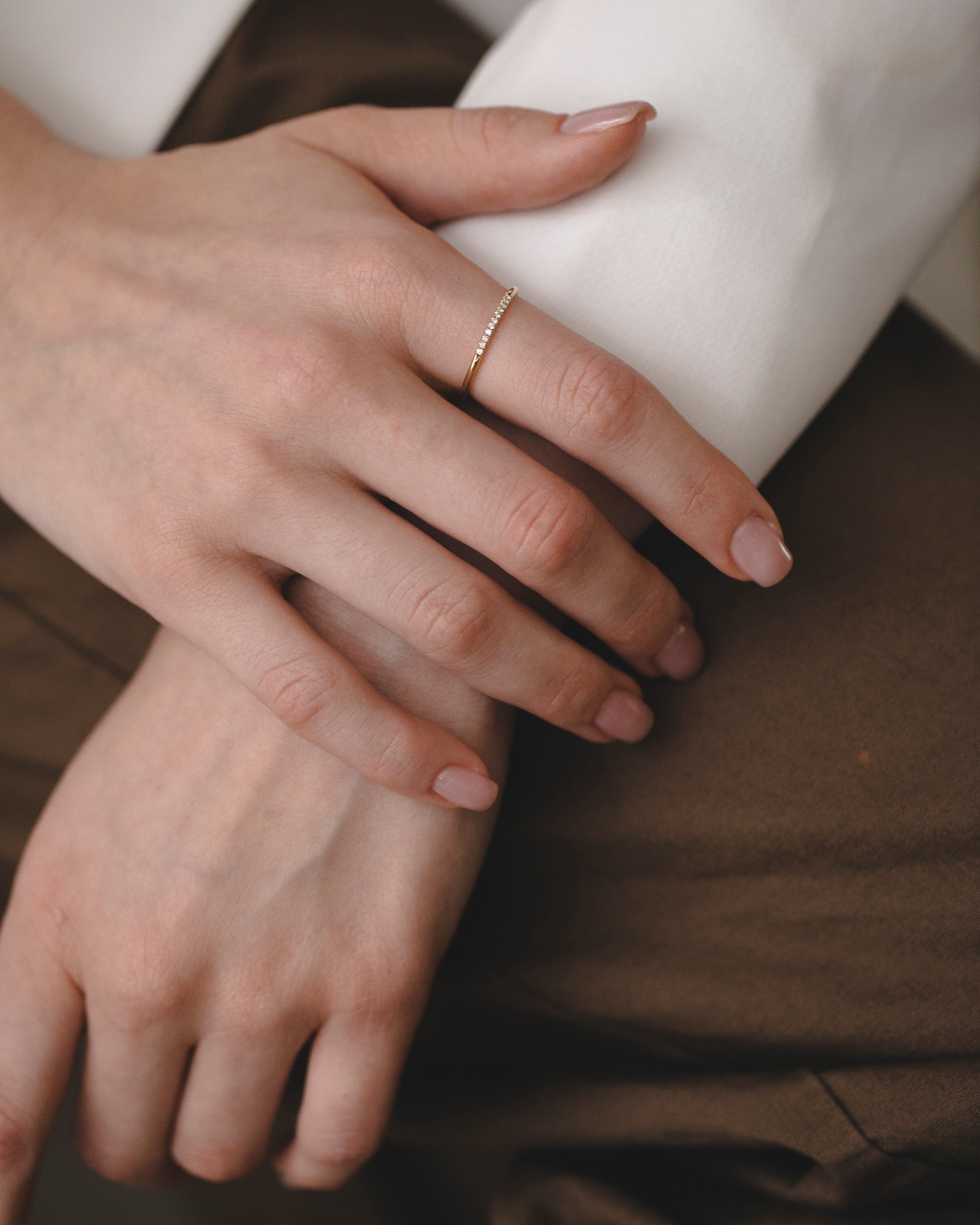 טבעת קלי משובצת 11 יהלומים לבנים