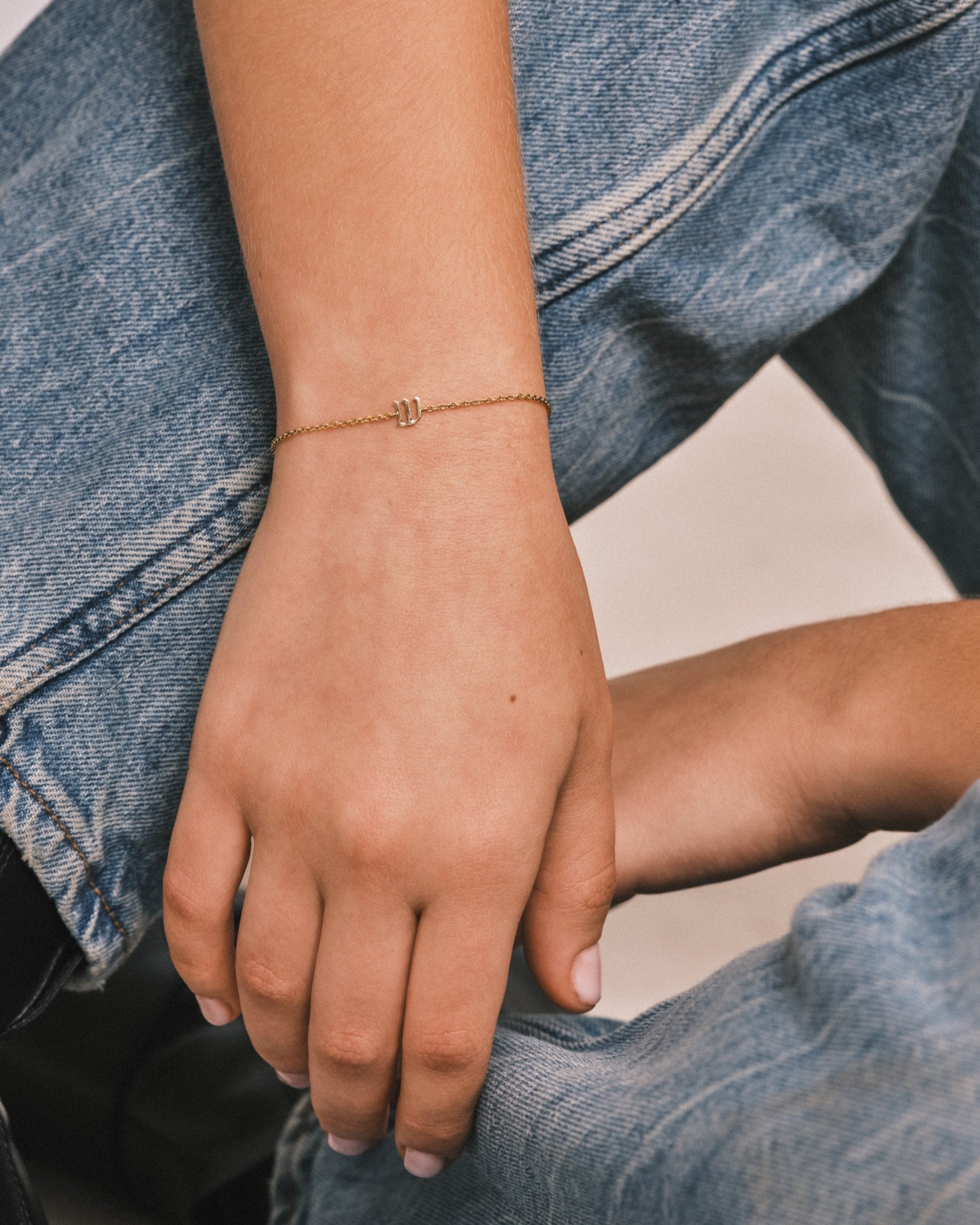 צמיד זהב אות בעברית