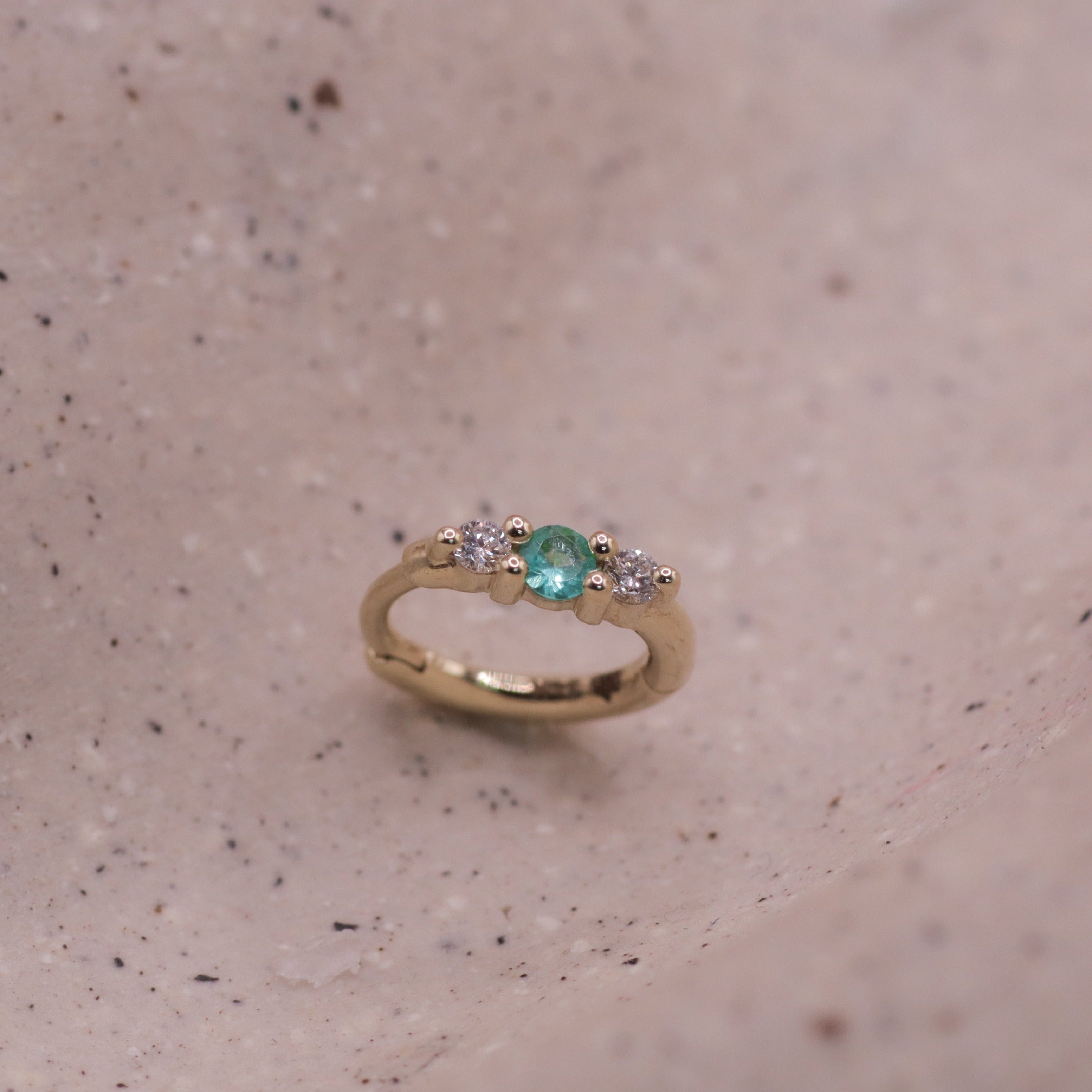 עגיל חישוק מיני אודרי עם אמרלד ויהלומים