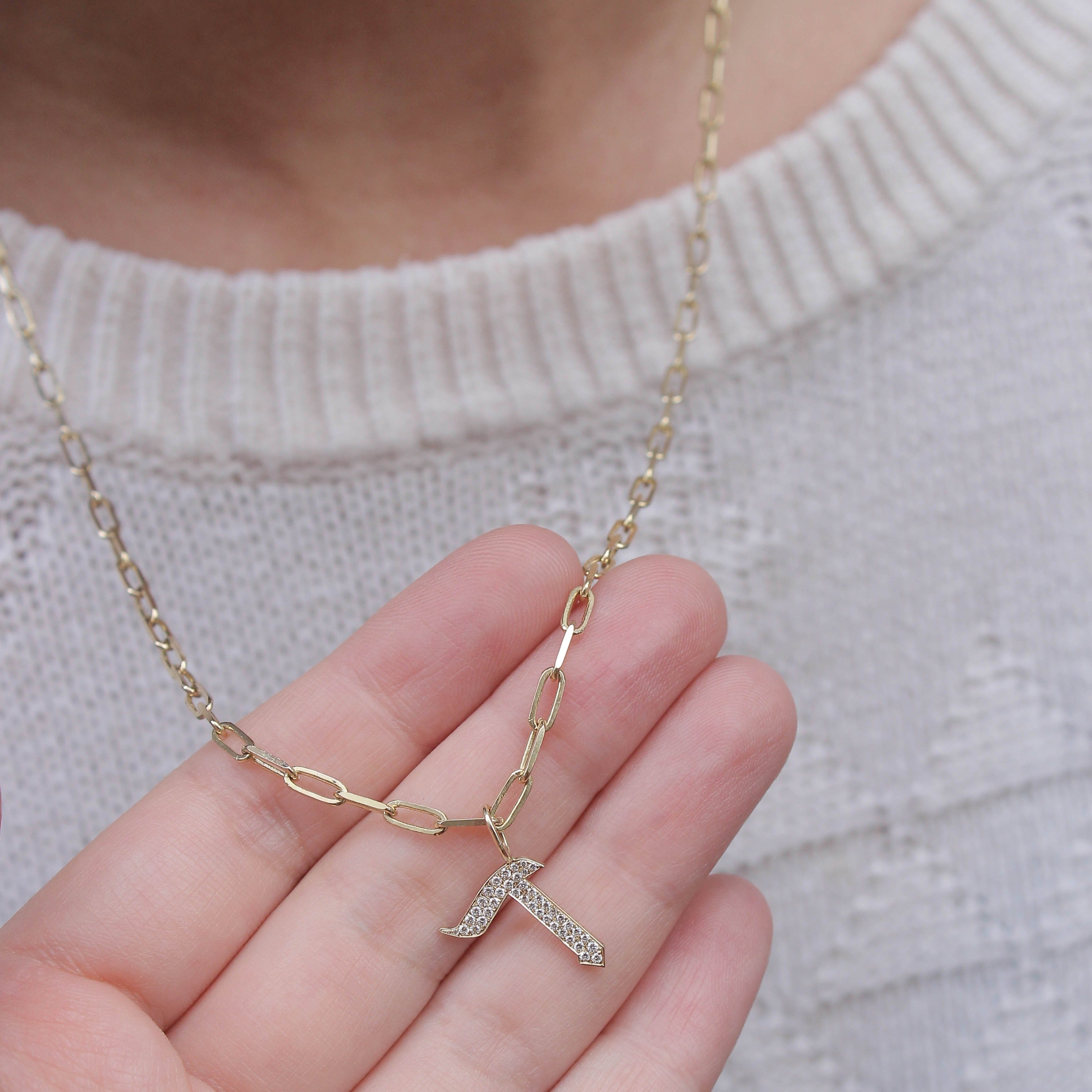 שרשרת סטייפלס תליון אות גדולה משובצת יהלומים