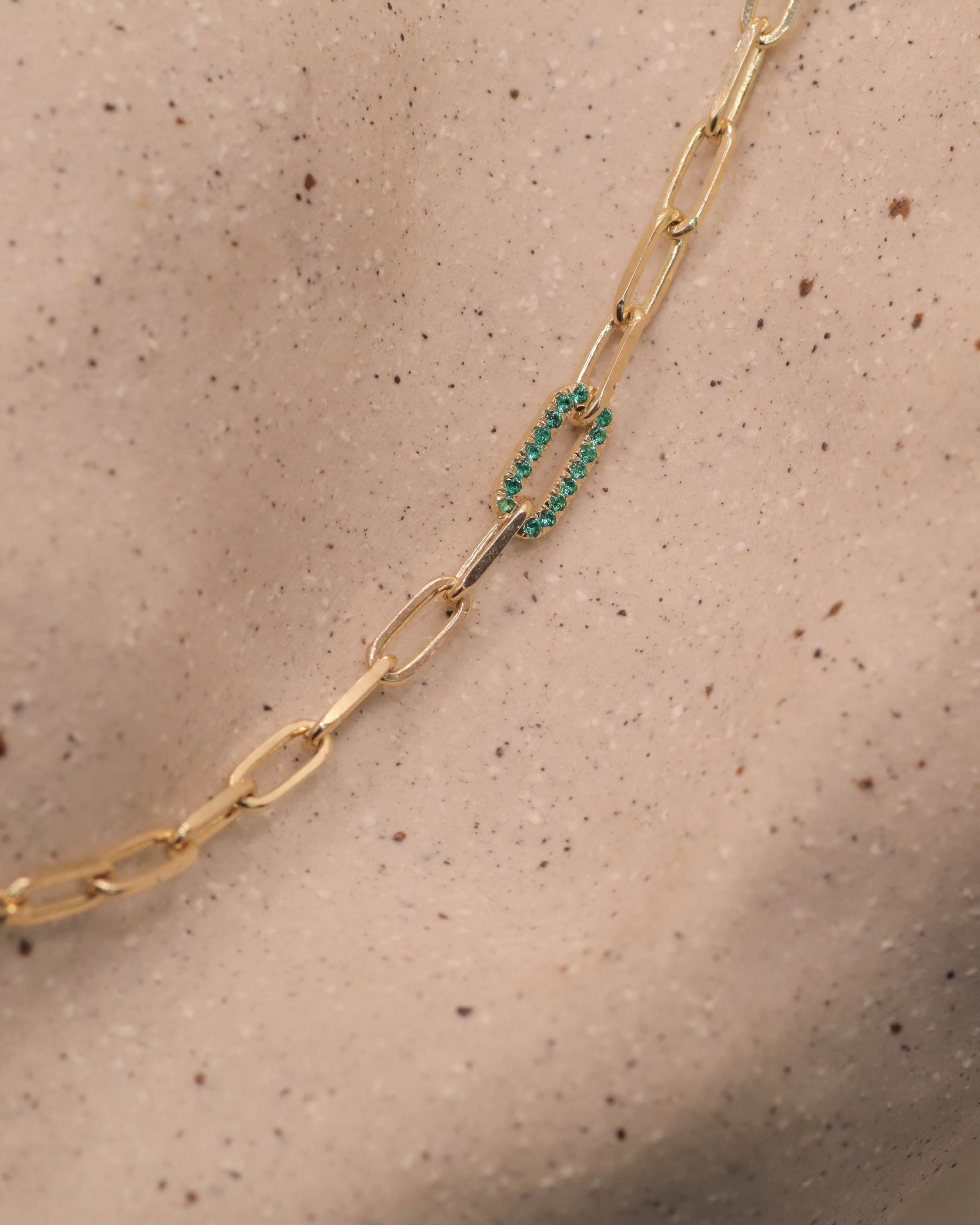 שרשרת סטייפלס אמרלד