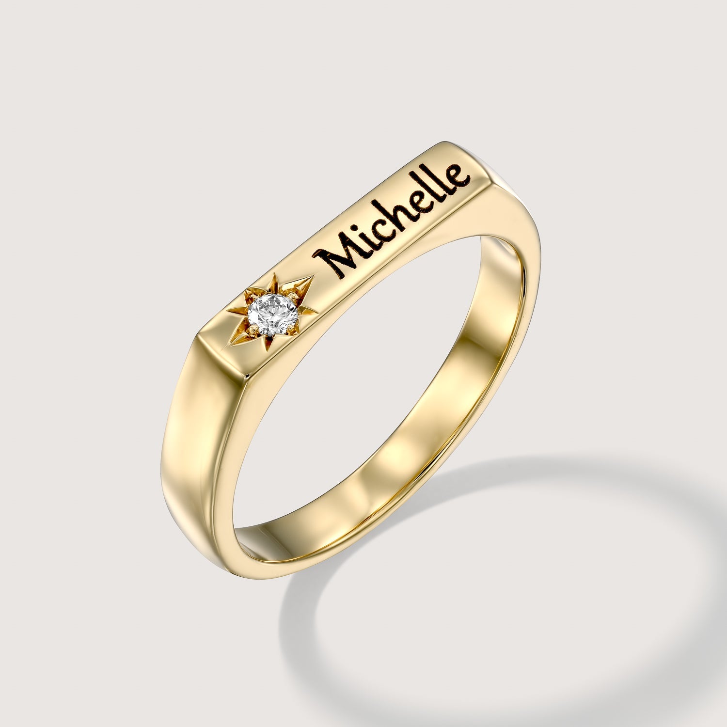 טבעת שרלוט עם יהלום לבן וחריטה