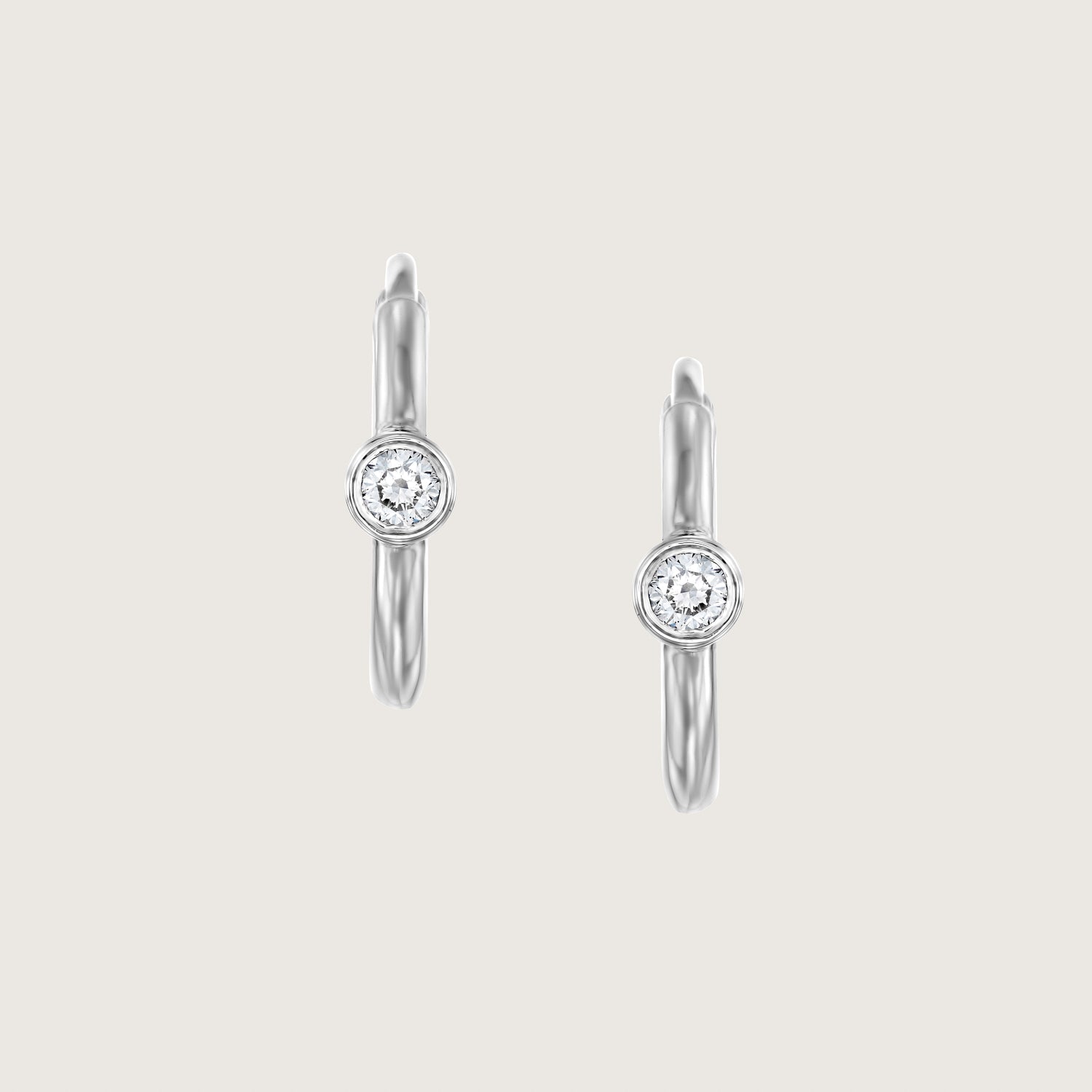 עגיל חישוק זהב אלכסיס עם יהלום לבן