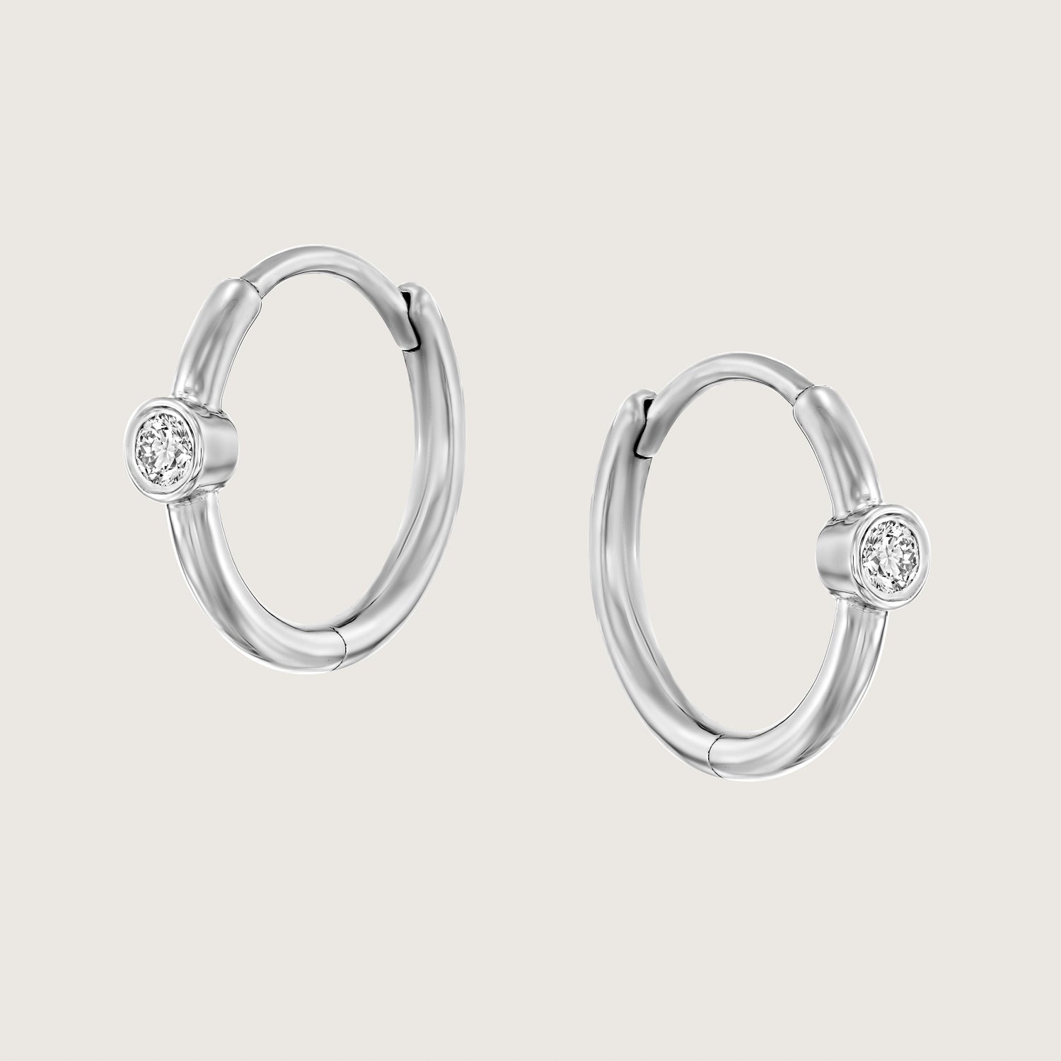 עגיל חישוק זהב אלכסיס עם יהלום לבן