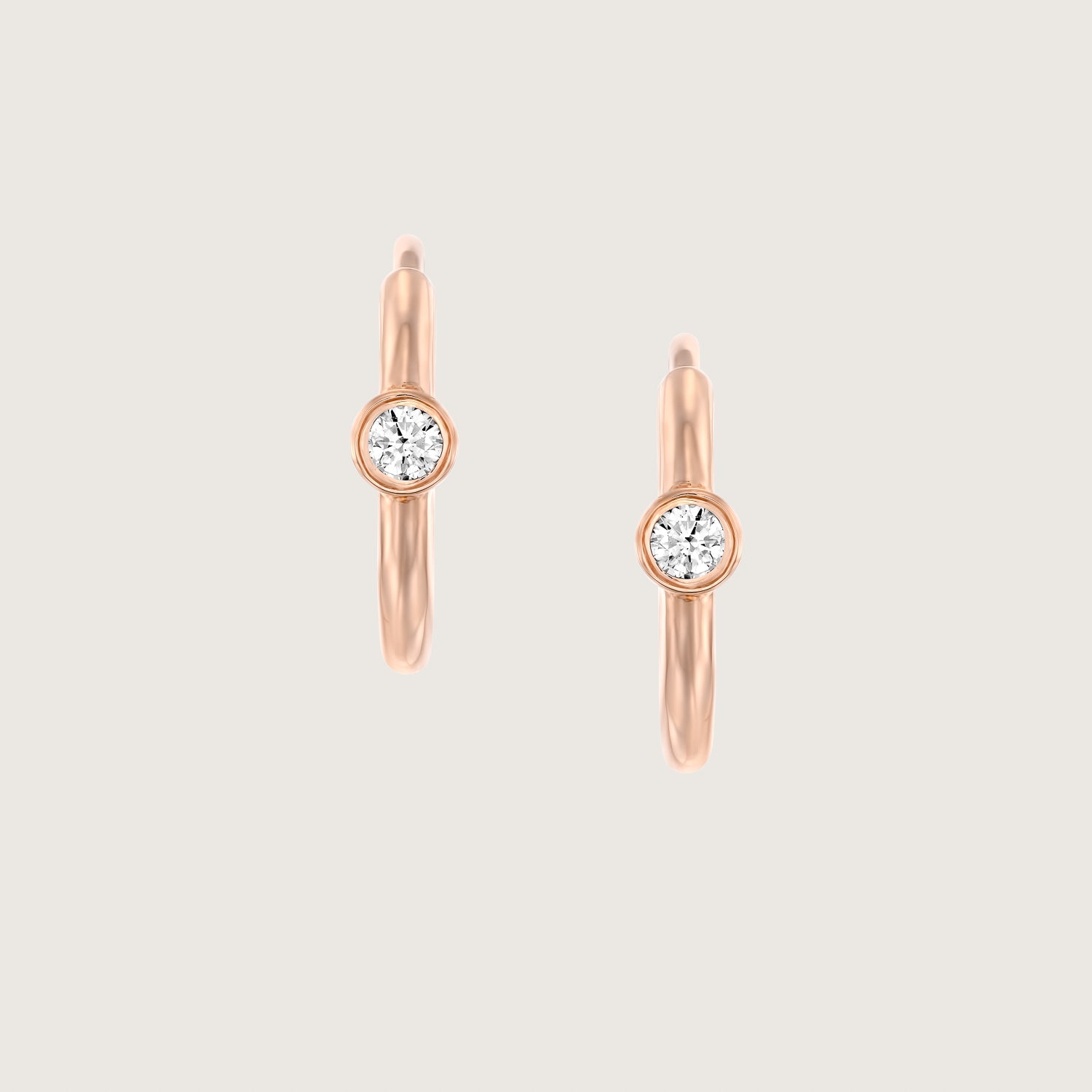 עגיל חישוק זהב אלכסיס עם יהלום לבן