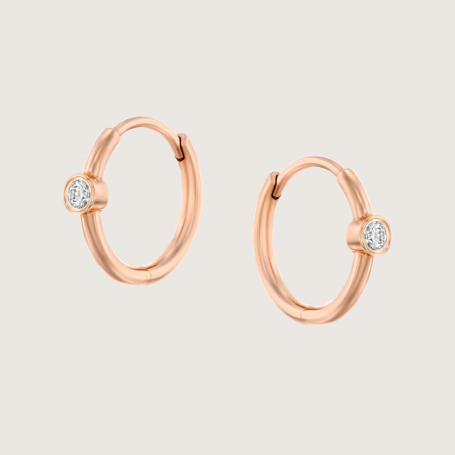 עגיל חישוק זהב אלכסיס עם יהלום לבן