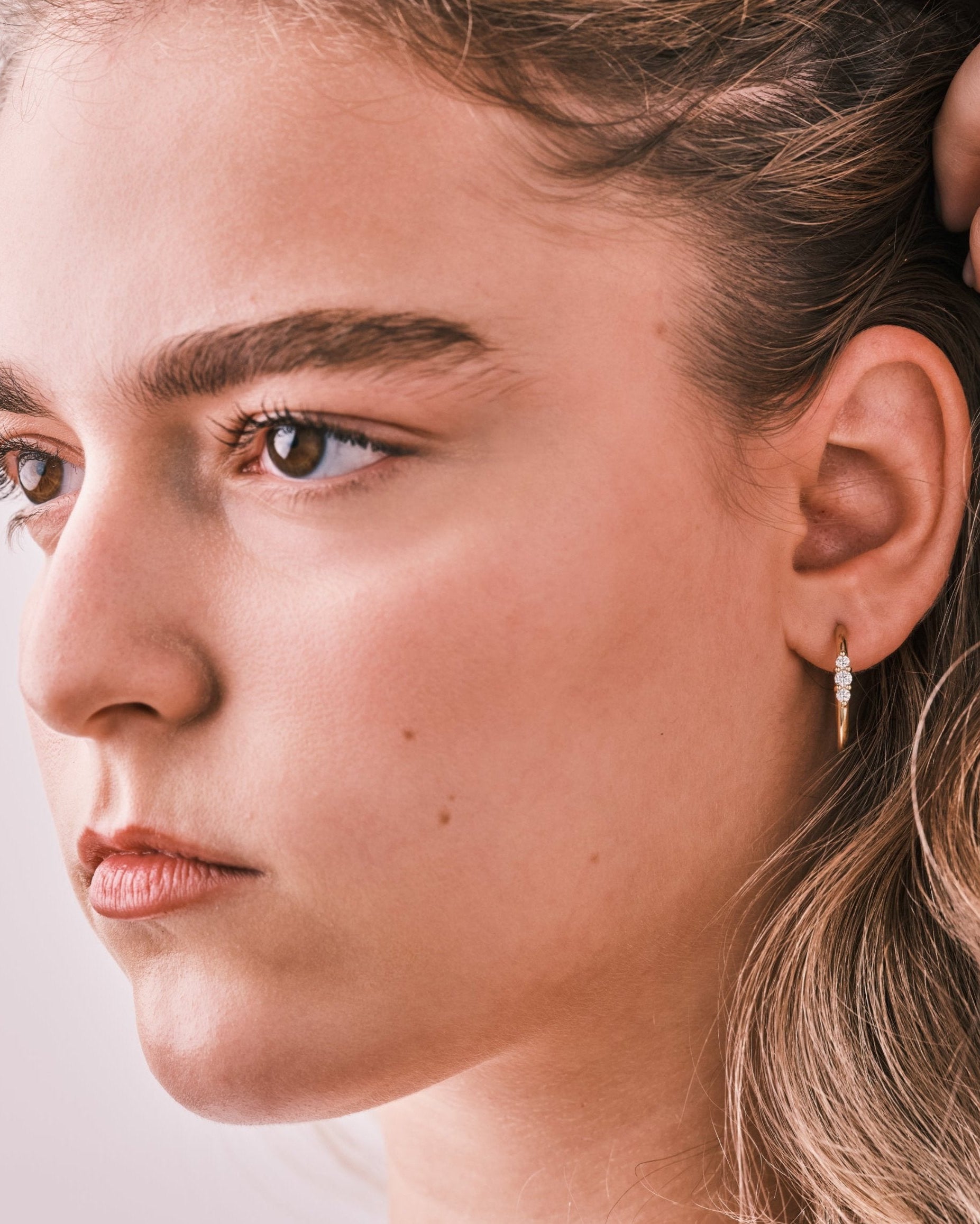 עגיל חישוק אודרי מוגדל עם יהלומים לבנים