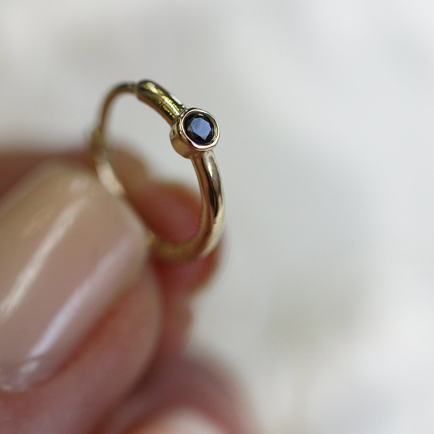 עגיל חישוק זהב אלכסיס עם יהלום שחור