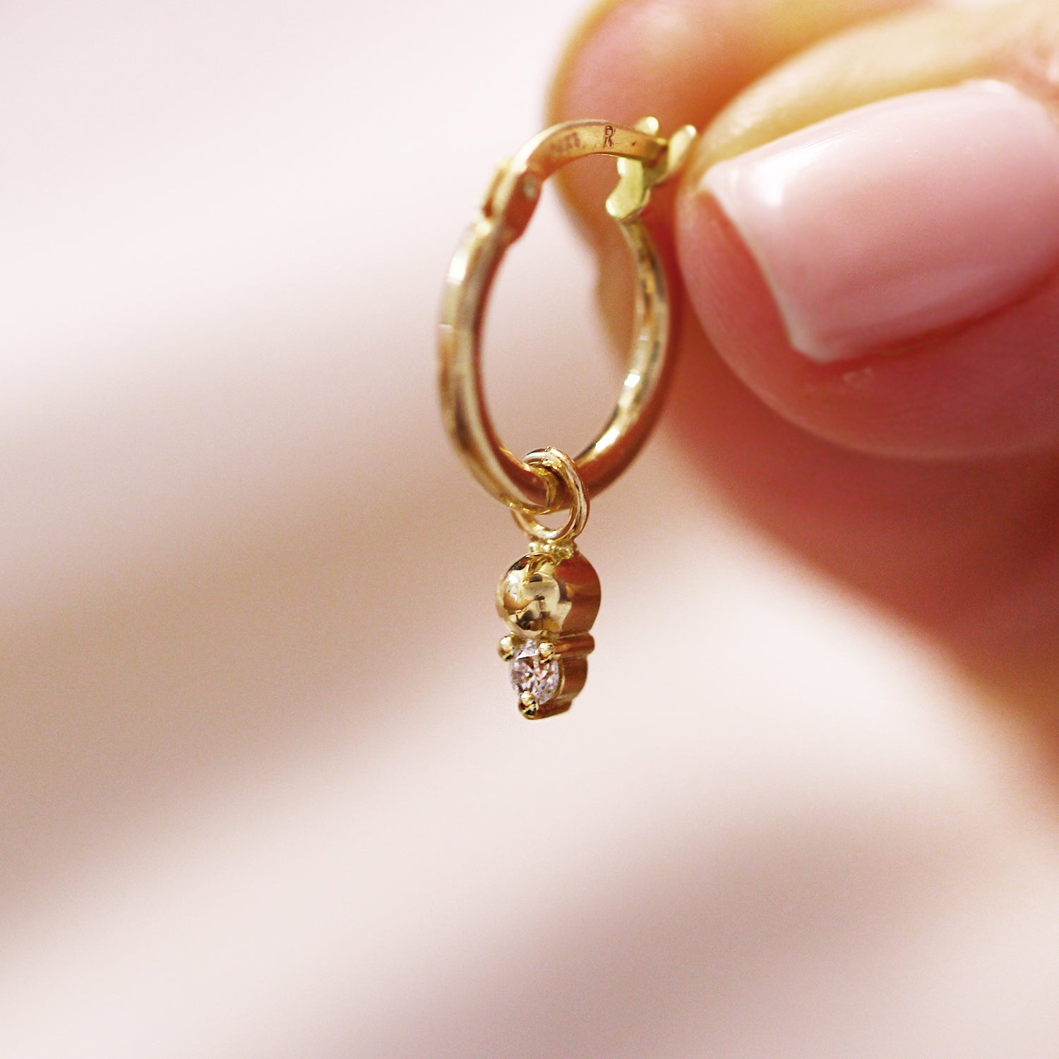 עגיל חישוק מארי עם יהלום לבן