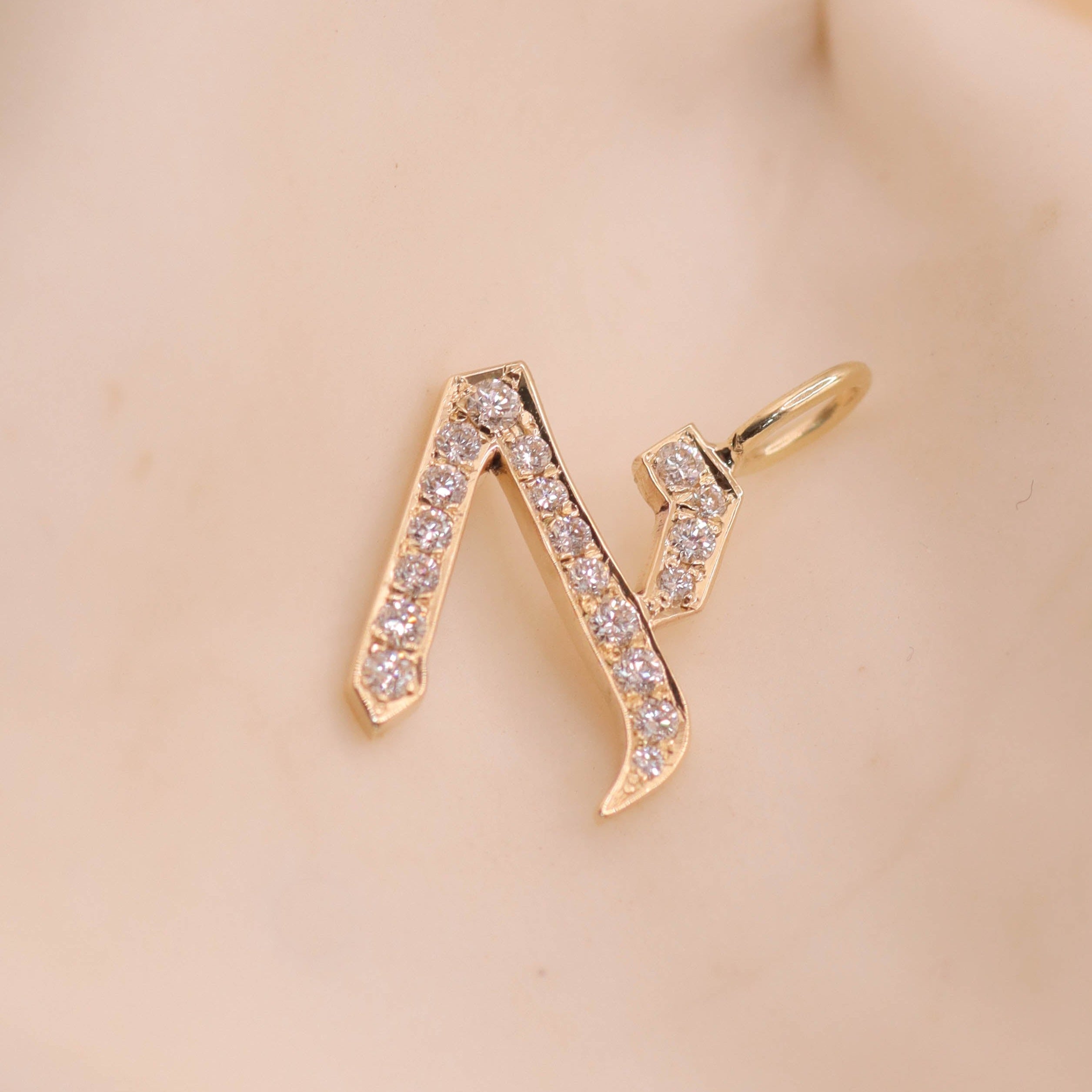 שרשרת תליון אות קטנה משובצת יהלומים לבנים