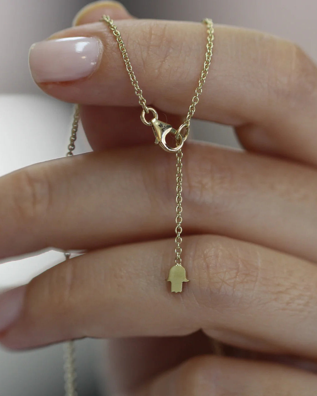 שרשרת אלכס 7 יהלומים עם אלמנט לב משובץ עם חריטה ואלמנט חמסה קטן