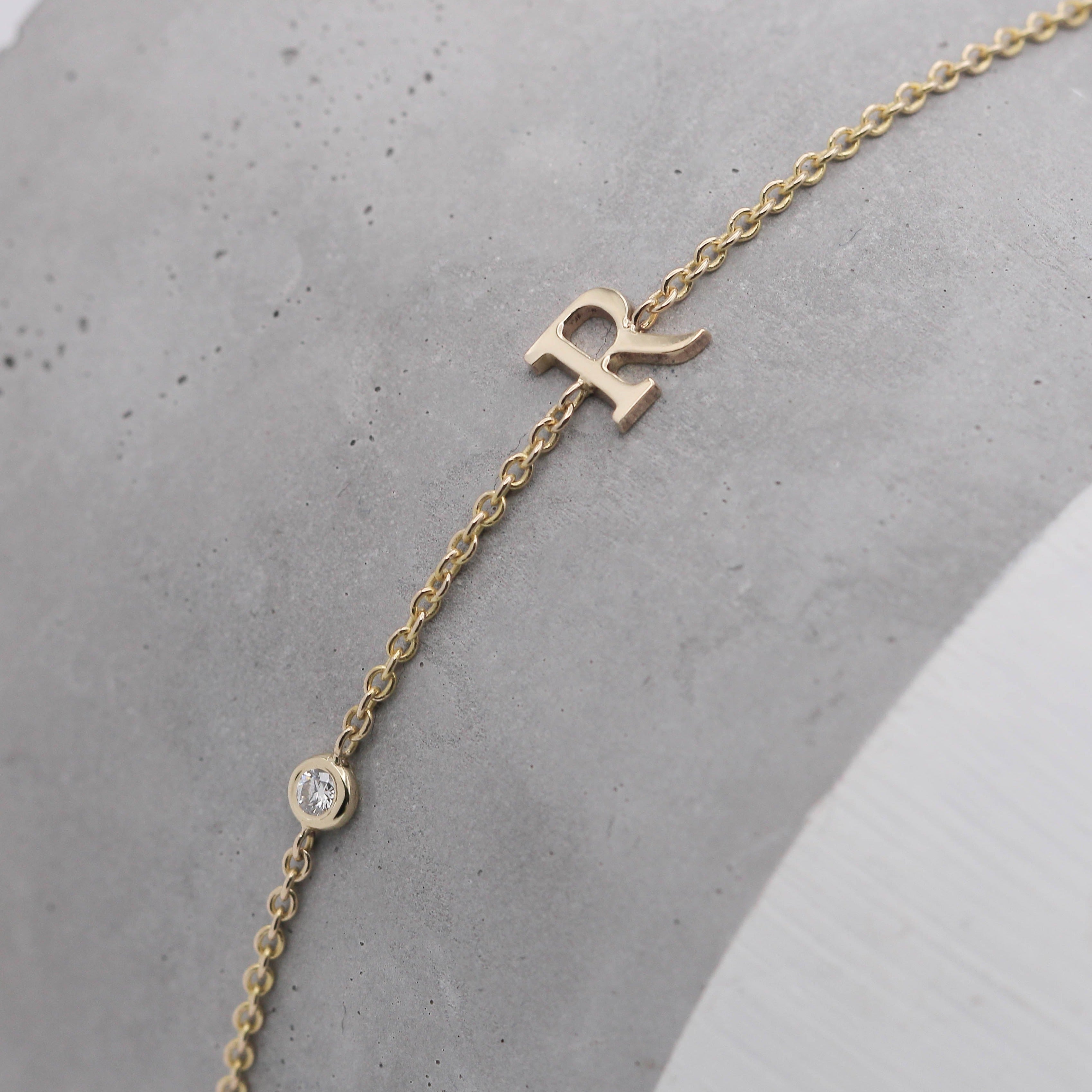 צמיד אות אנגלית עם יהלום