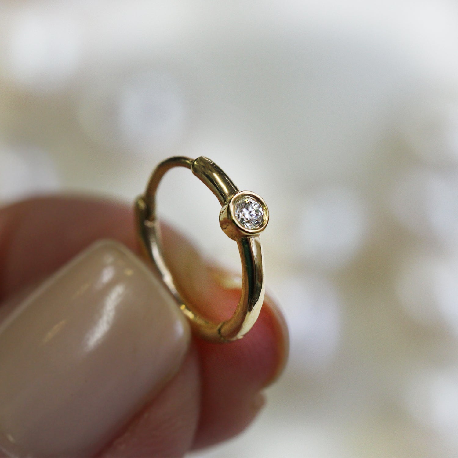 עגיל חישוק זהב אלכסיס עם יהלום לבן