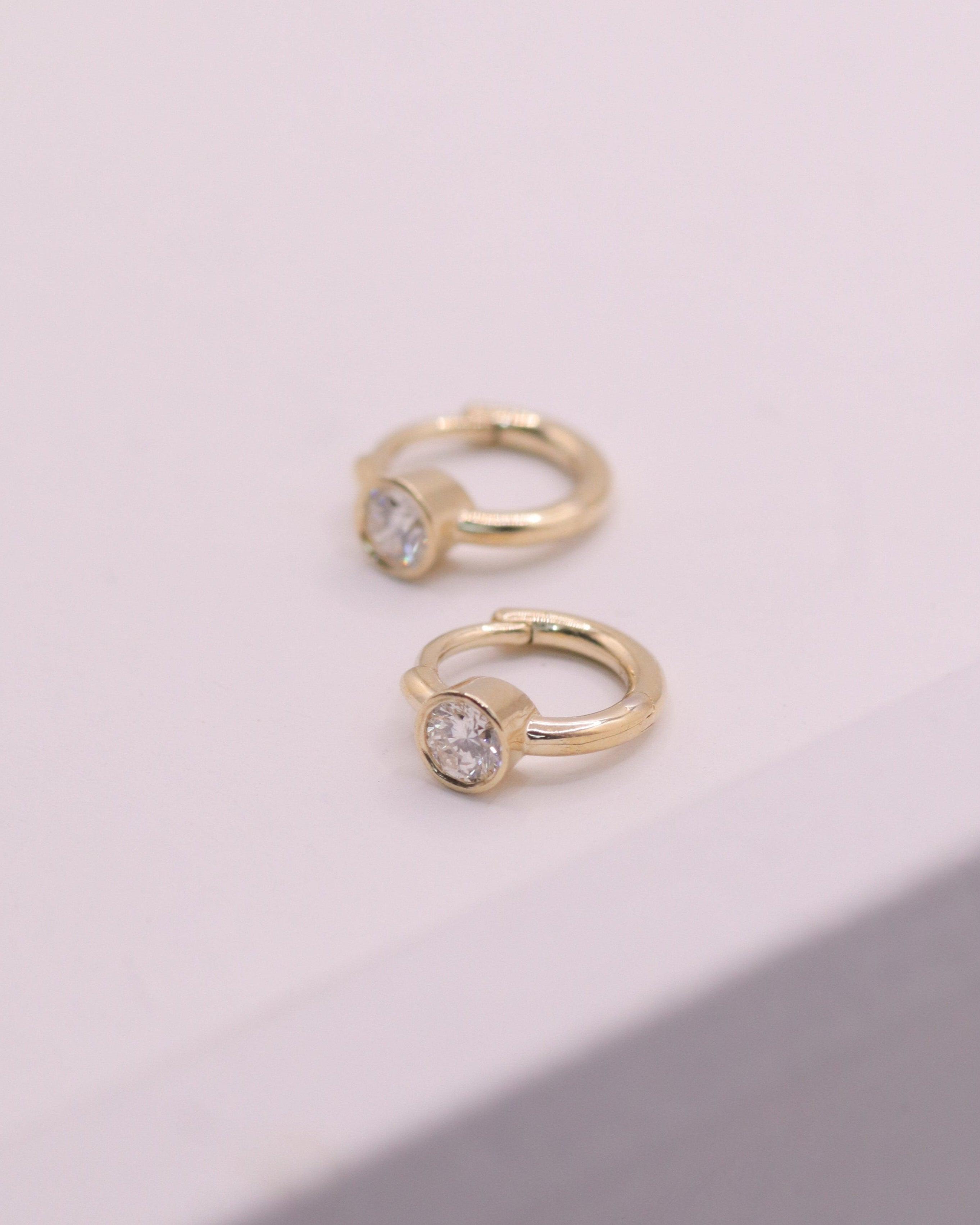 עגיל חישוק מיני אלכסיס מוגדל יהלום לבן