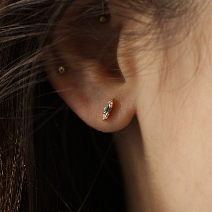 עגיל פירסינג אודרי יהלומים אפור ולבן