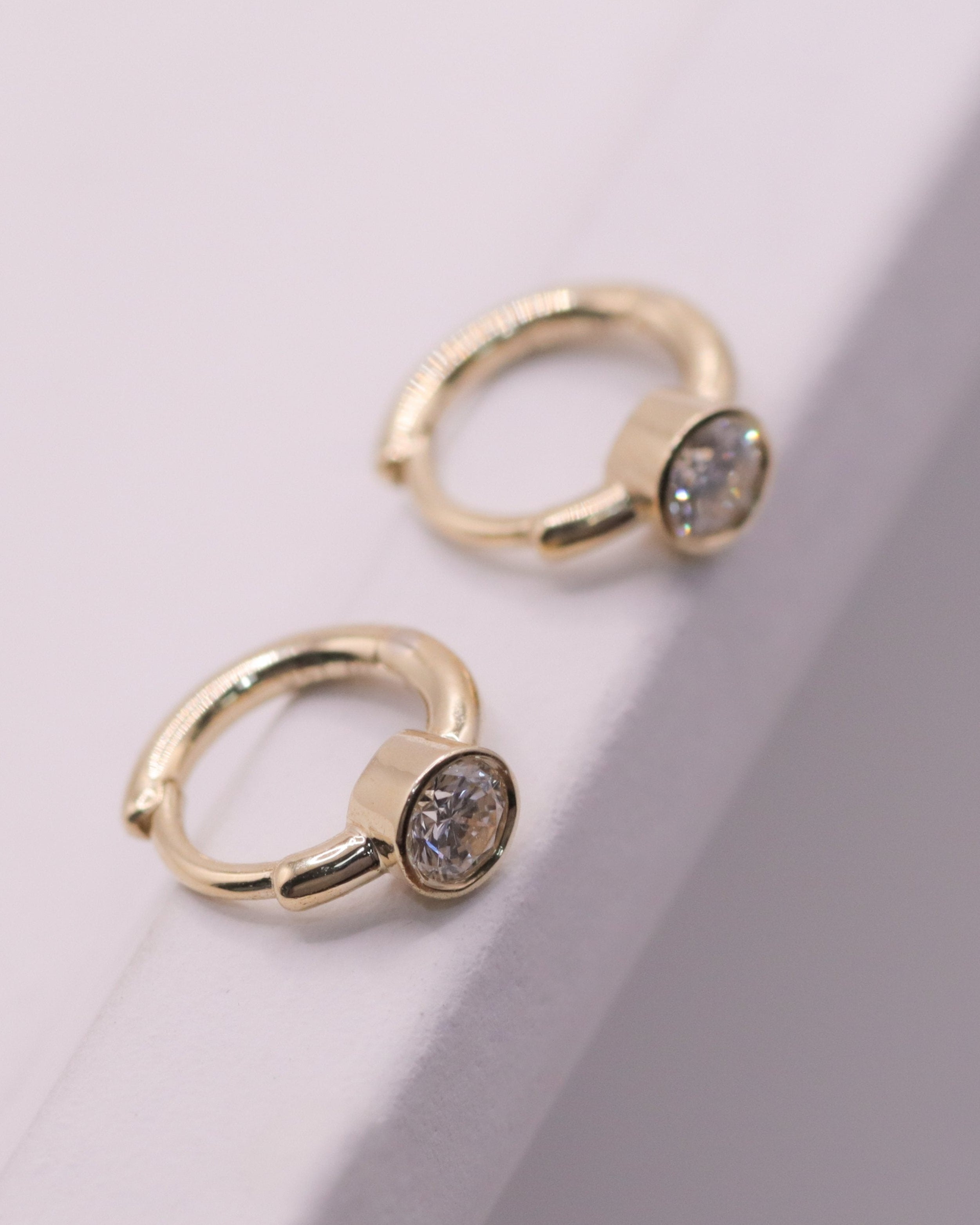 עגיל חישוק מיני אלכסיס מוגדל יהלום לבן