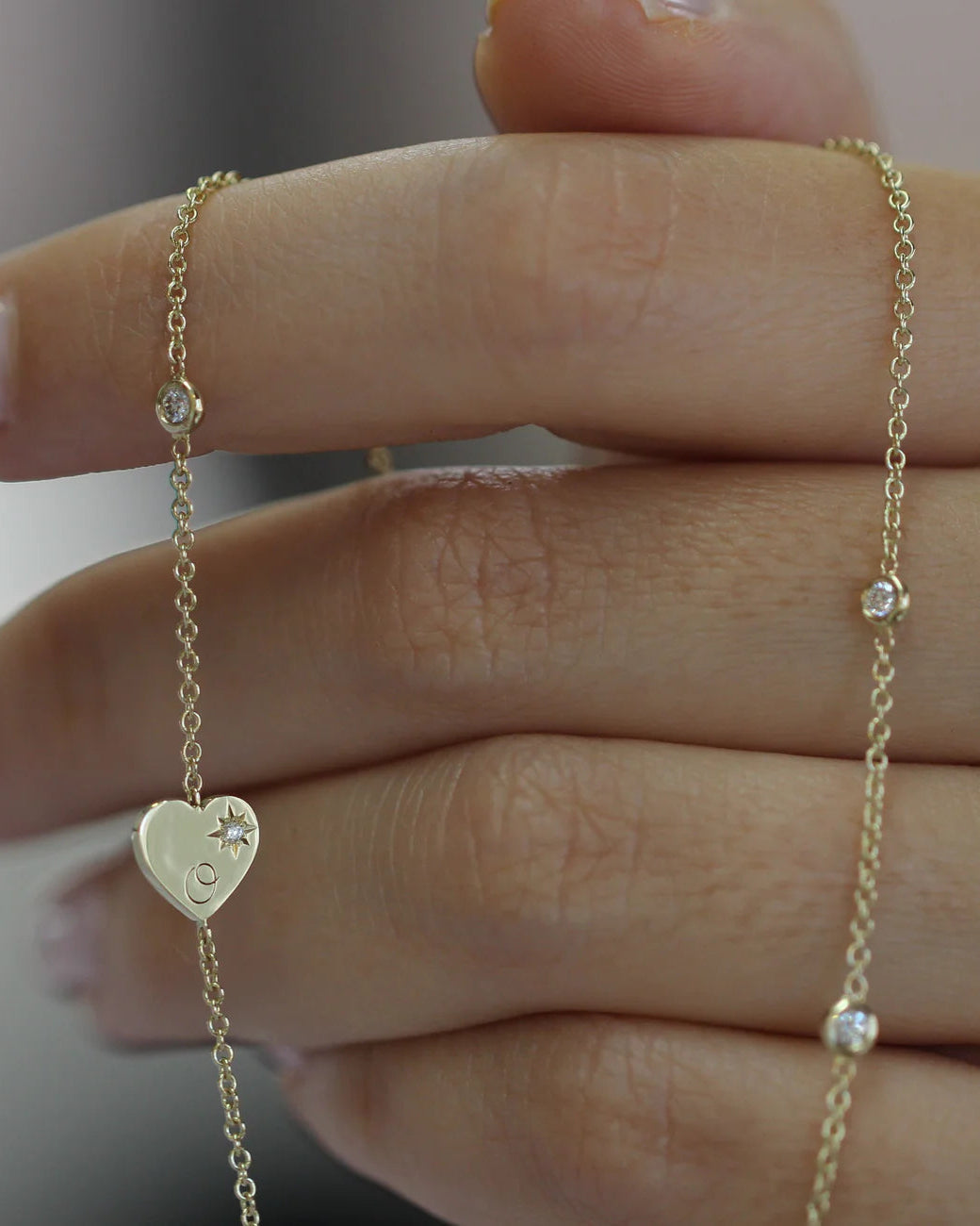 שרשרת אלכס 7 יהלומים עם אלמנט לב משובץ עם חריטה ואלמנט חמסה קטן