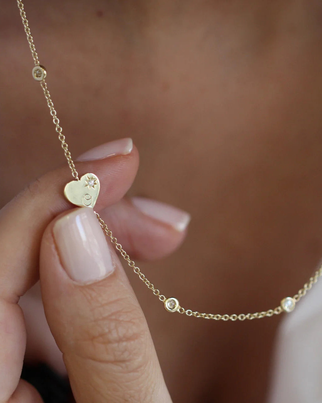 שרשרת אלכס 7 יהלומים עם אלמנט לב משובץ עם חריטה ואלמנט חמסה קטן