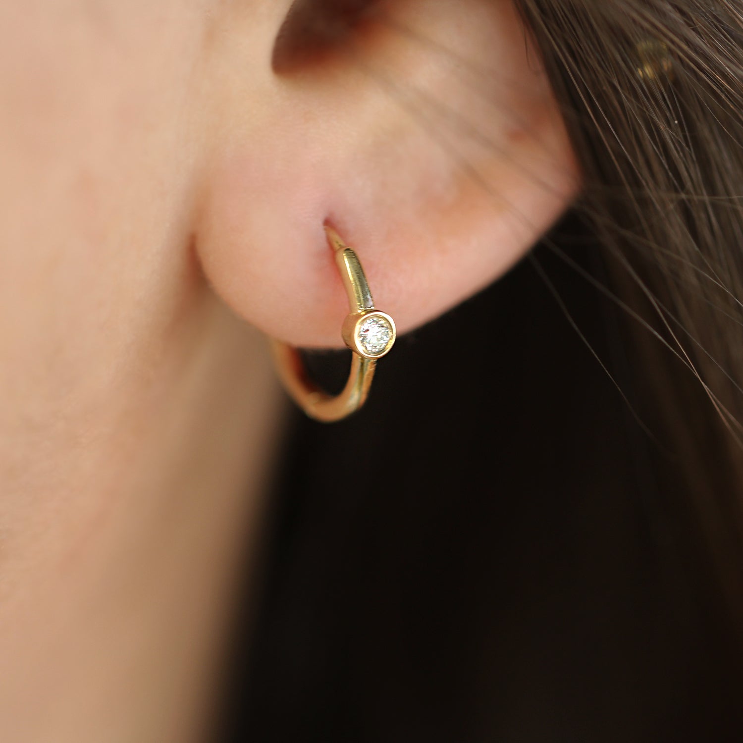 עגיל חישוק זהב אלכסיס עם יהלום לבן