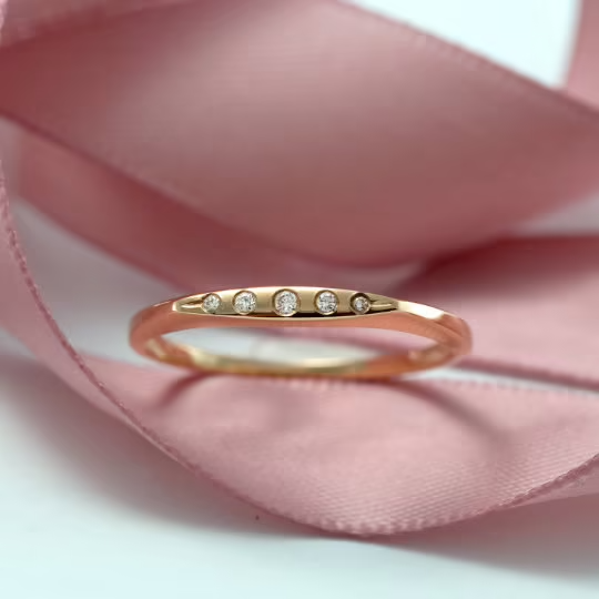 טבעת ג׳קי חמישה יהלומים לבנים