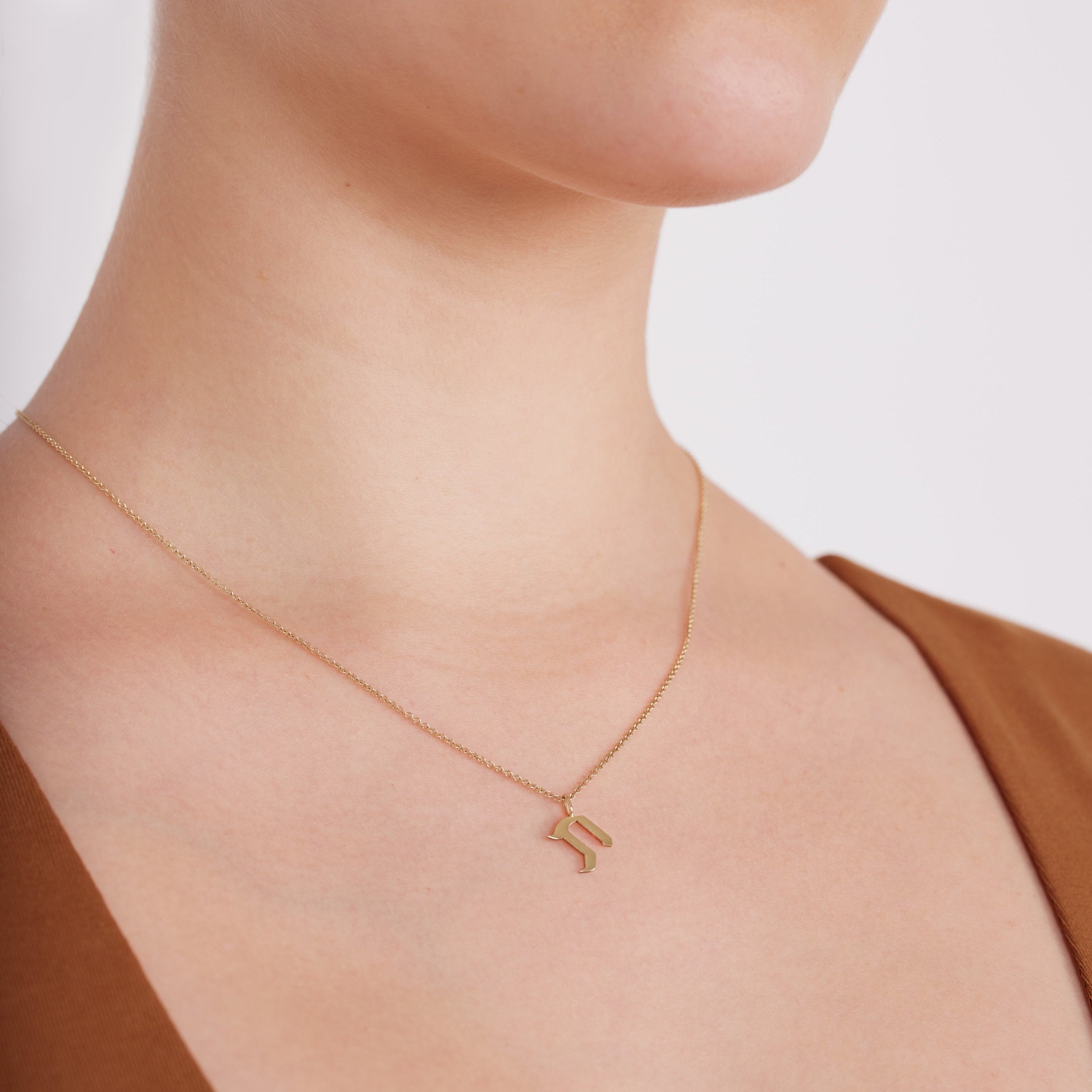 שרשרת תליון אות קטנה