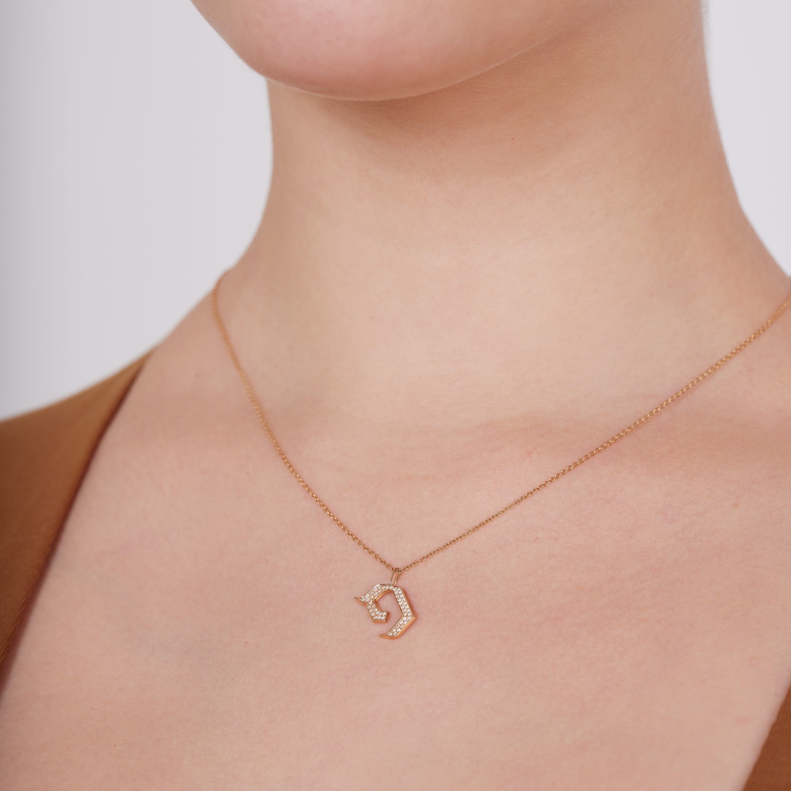 שרשרת תליון אות גדולה משובצת