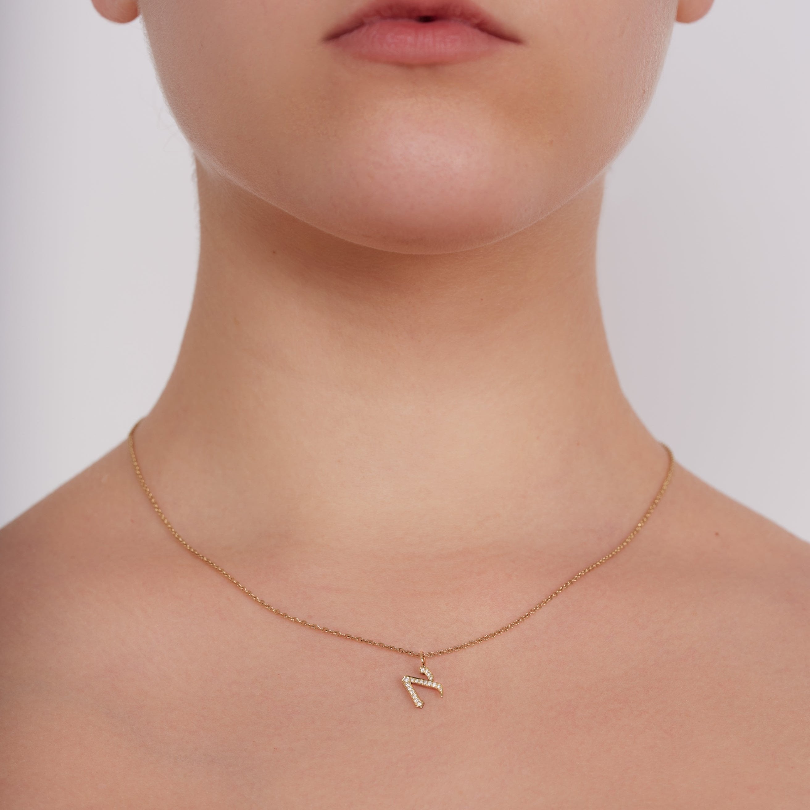 שרשרת תליון אות קטנה משובצת יהלומים לבנים