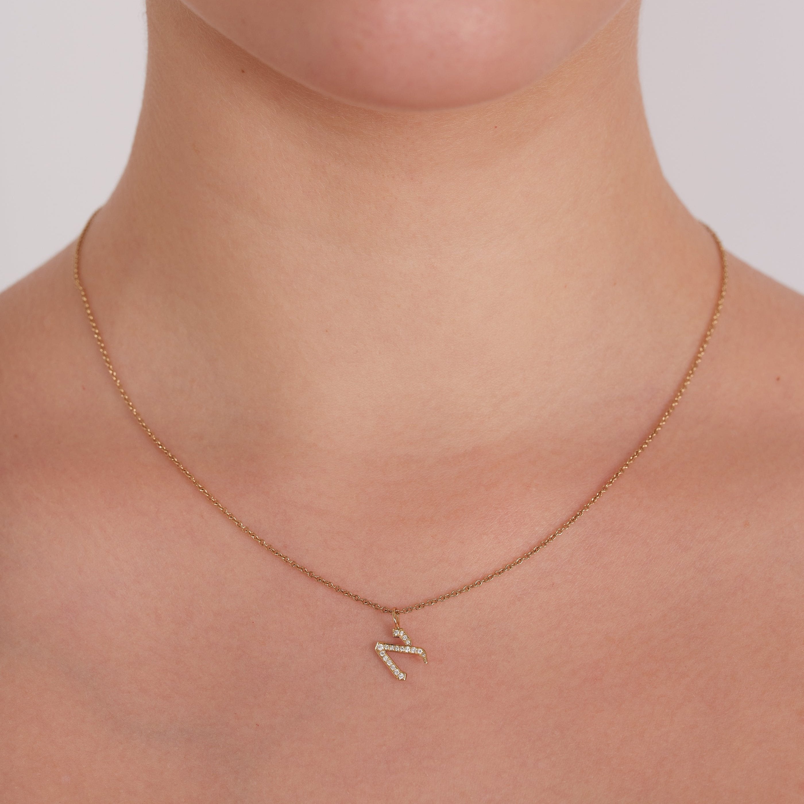 שרשרת תליון אות קטנה משובצת יהלומים לבנים