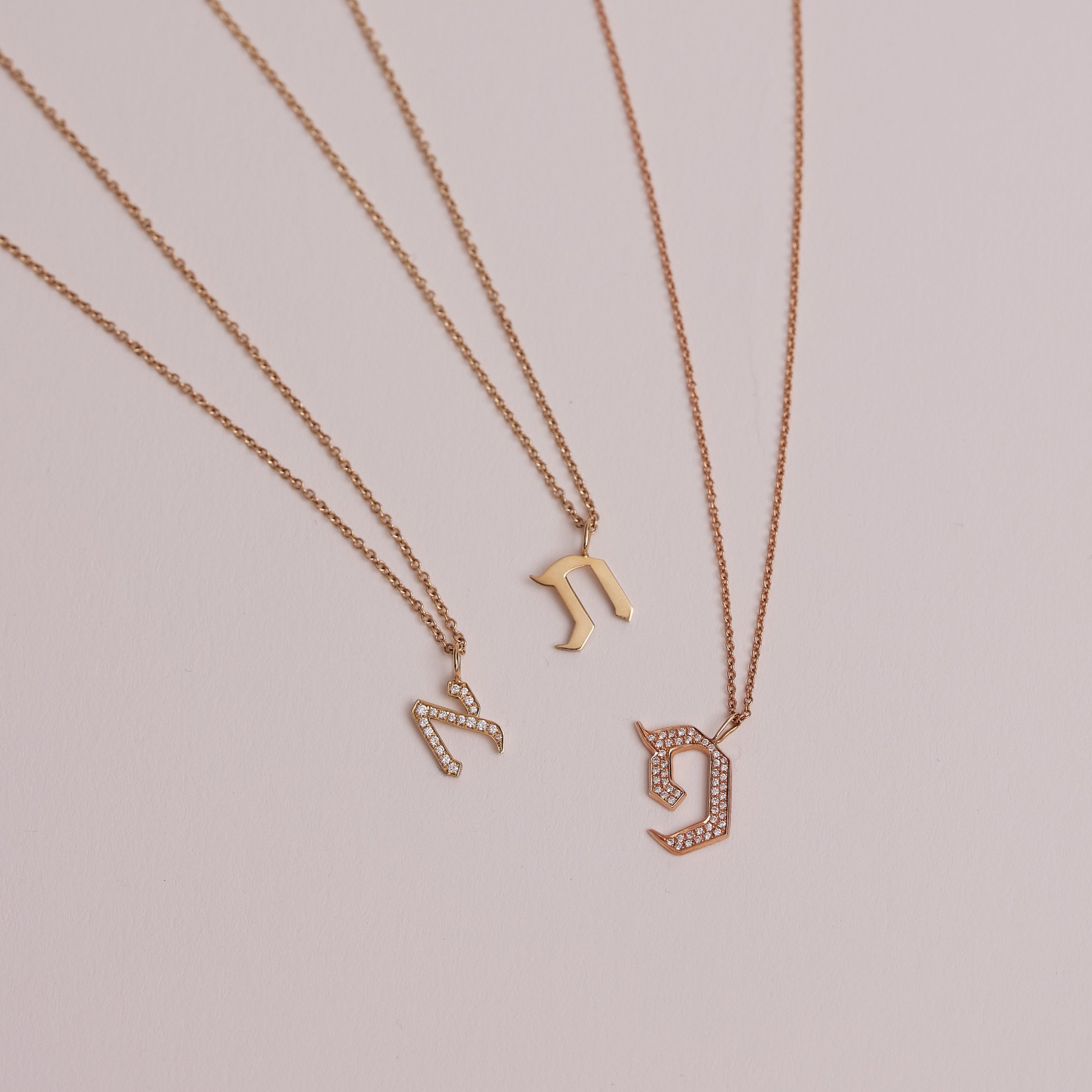 שרשרת תליון אות קטנה משובצת יהלומים לבנים