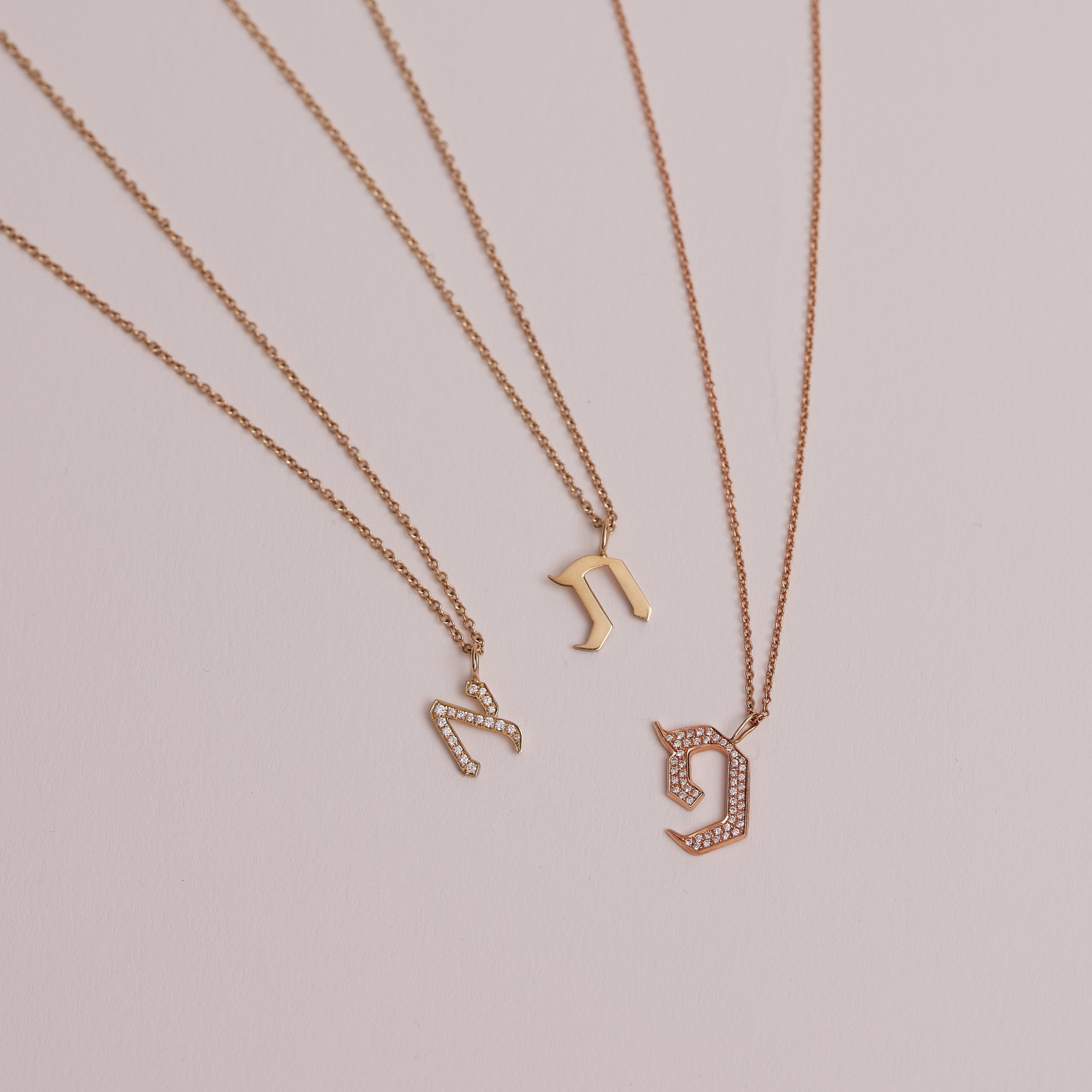 שרשרת תליון אות גדולה משובצת