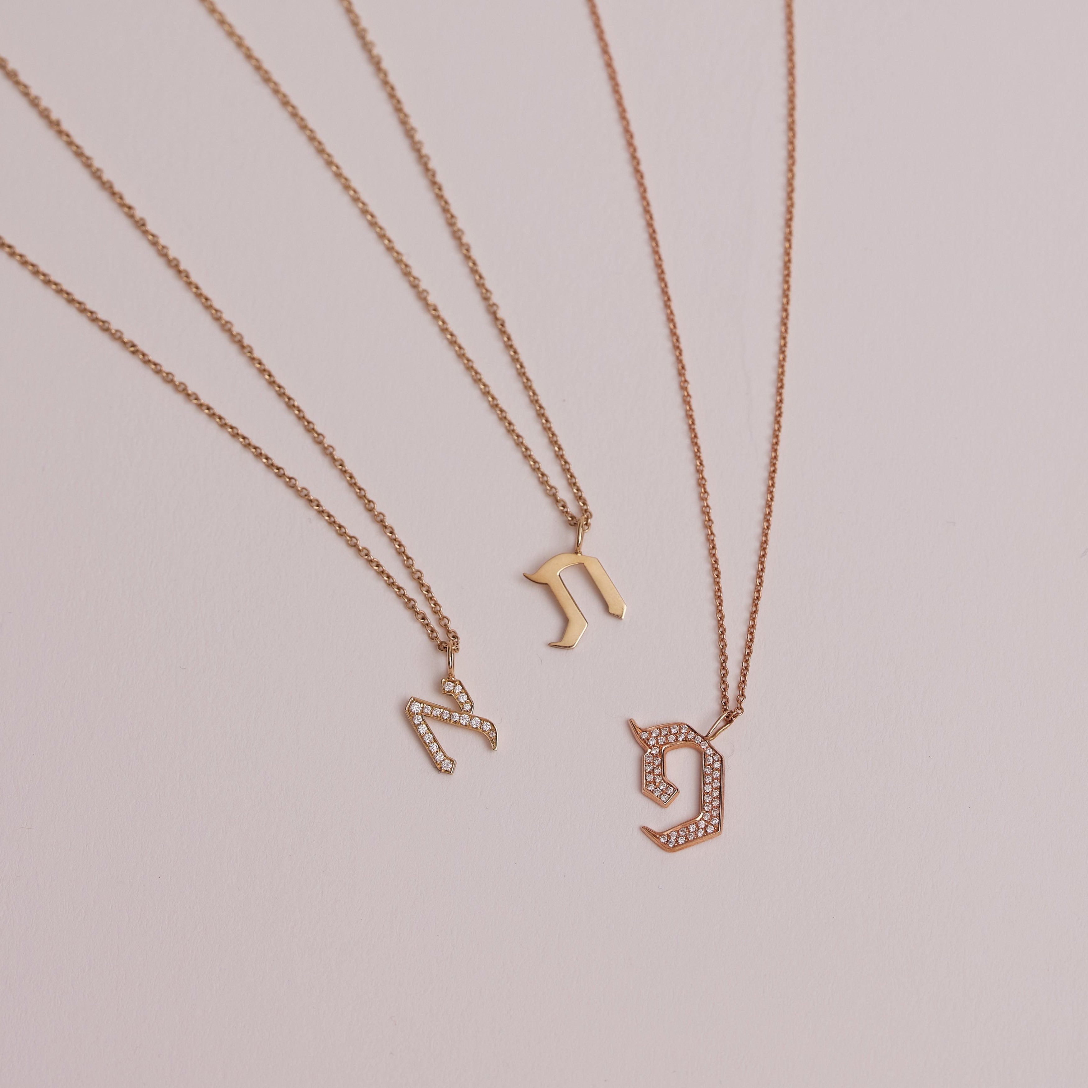 תליון אות קטנה חלקה