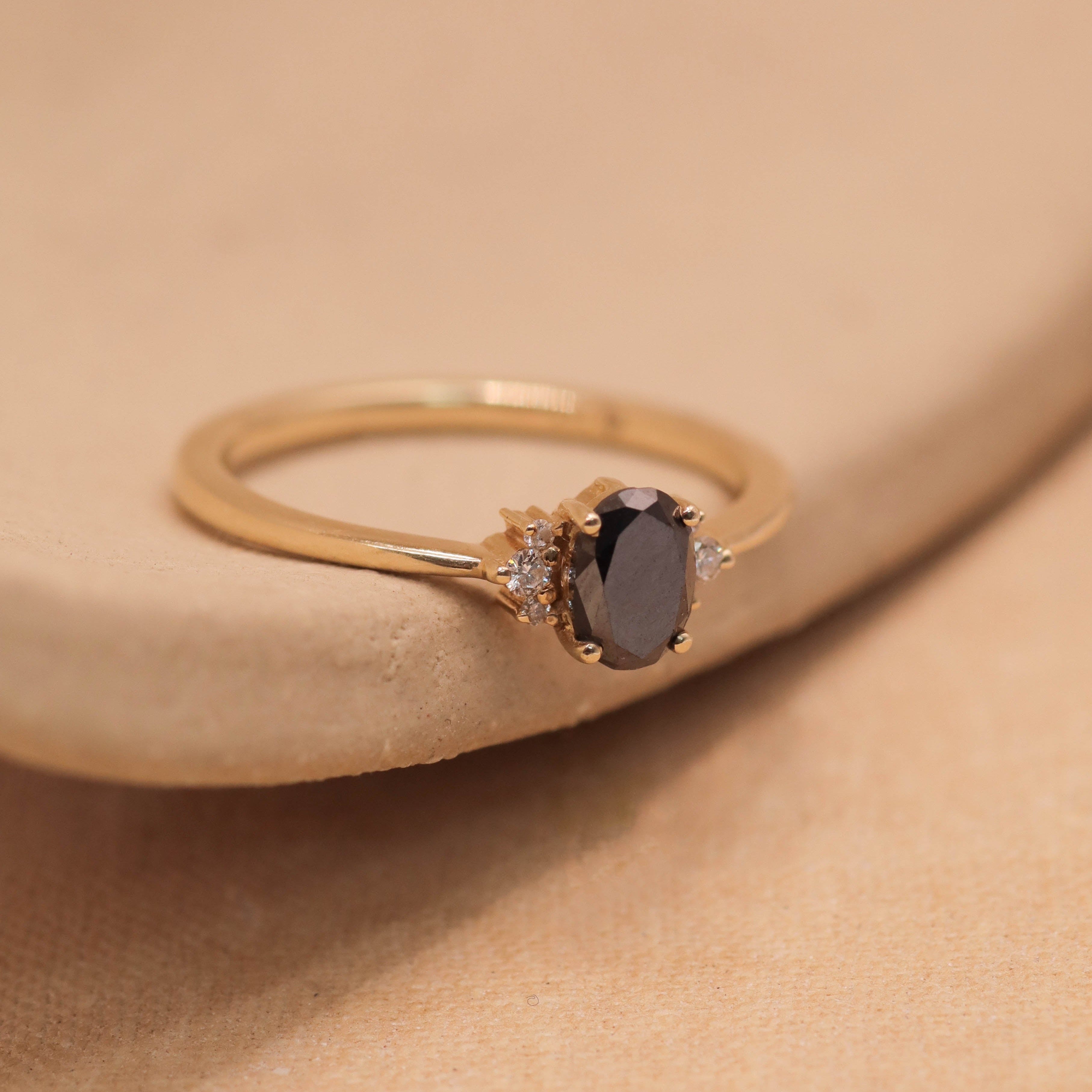 טבעת אלה עם יהלום מרכזי שחור