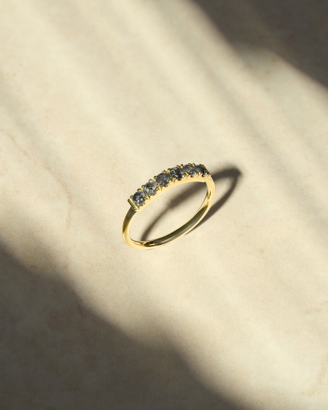 טבעת קנדי יהלומים אפורים - מדיום