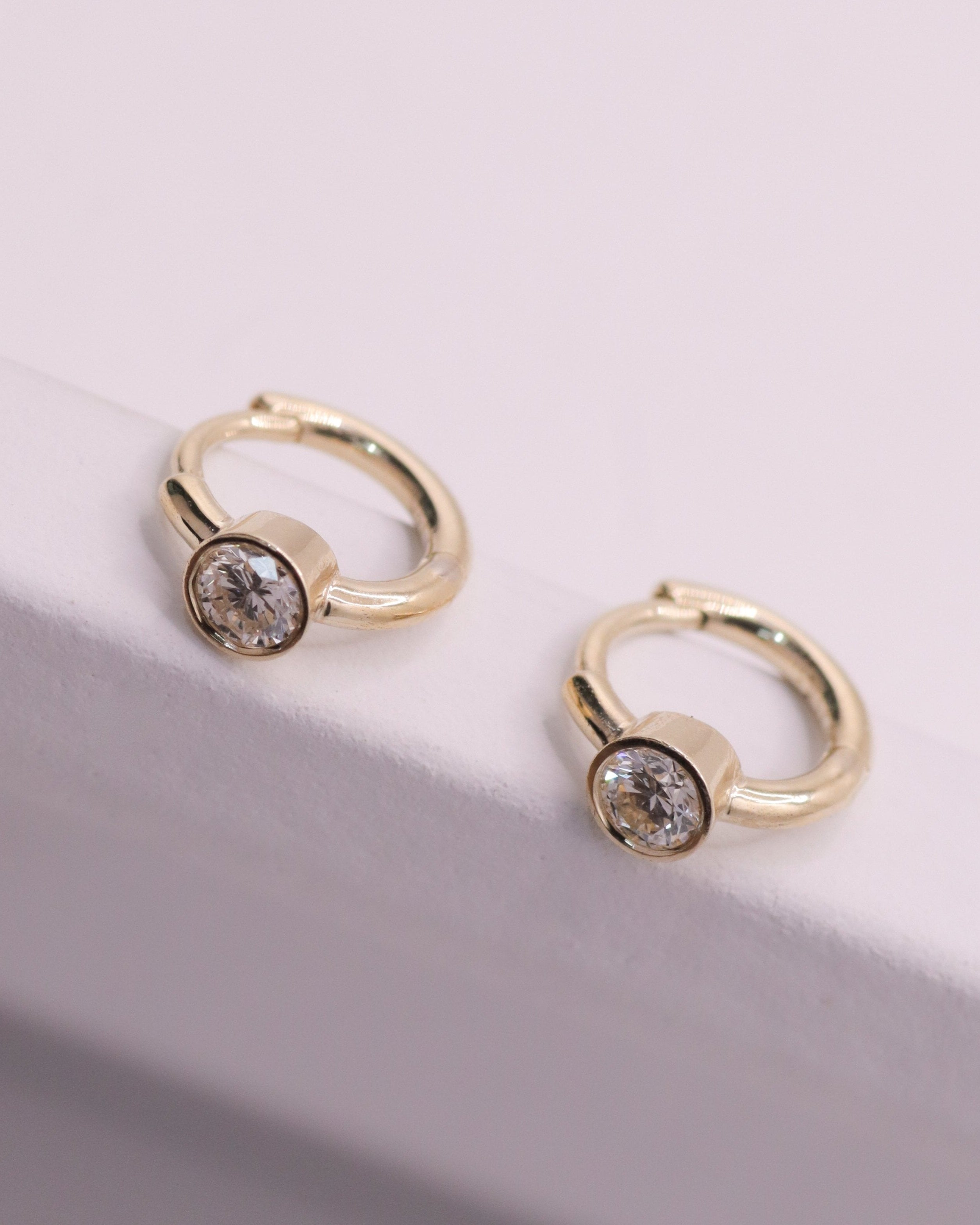 עגיל חישוק מיני אלכסיס מוגדל יהלום לבן