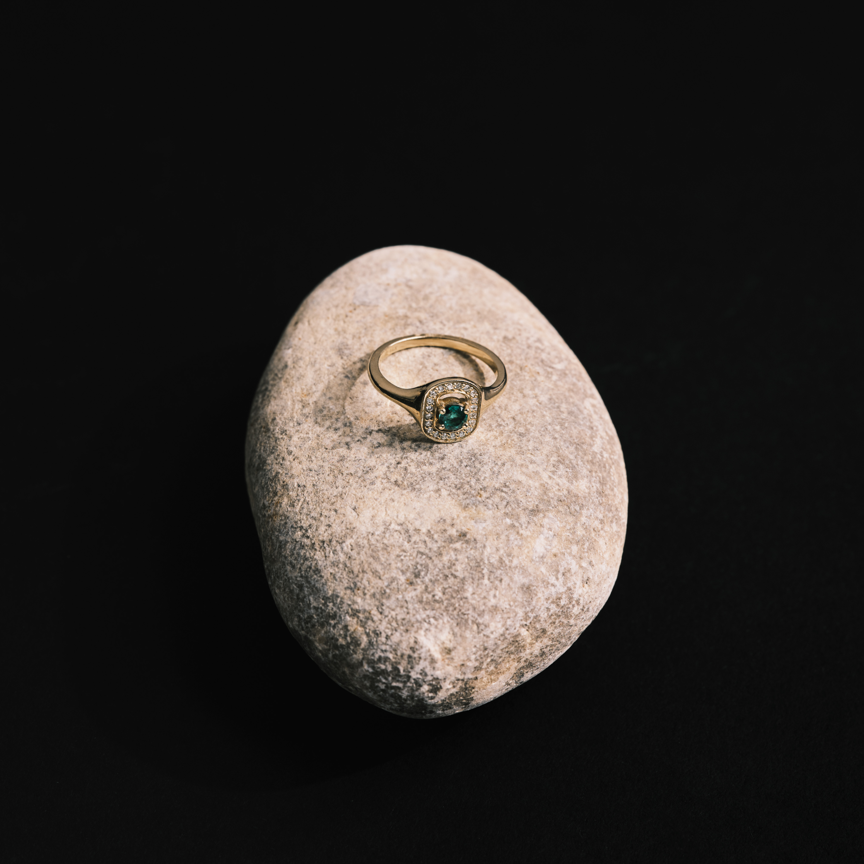 טבעת 05 - אמרלד ויהלומים לבנים