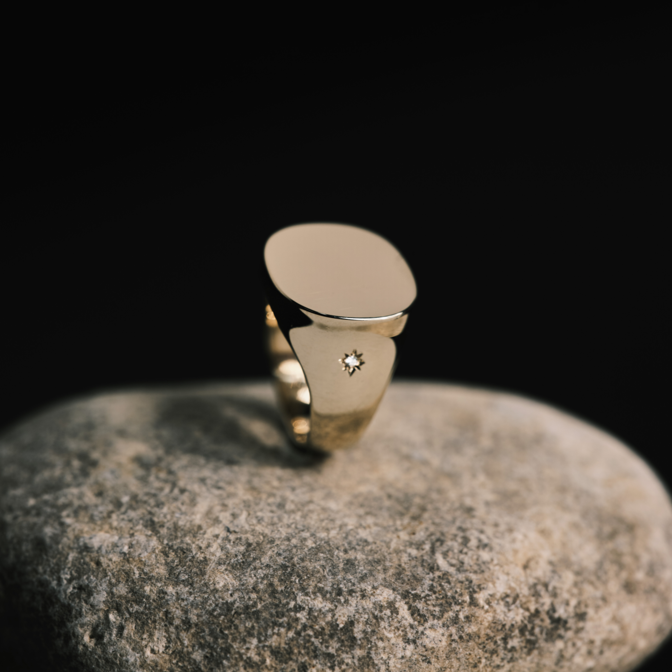 טבעת מילה עם שיבוץ כוכב על השינה