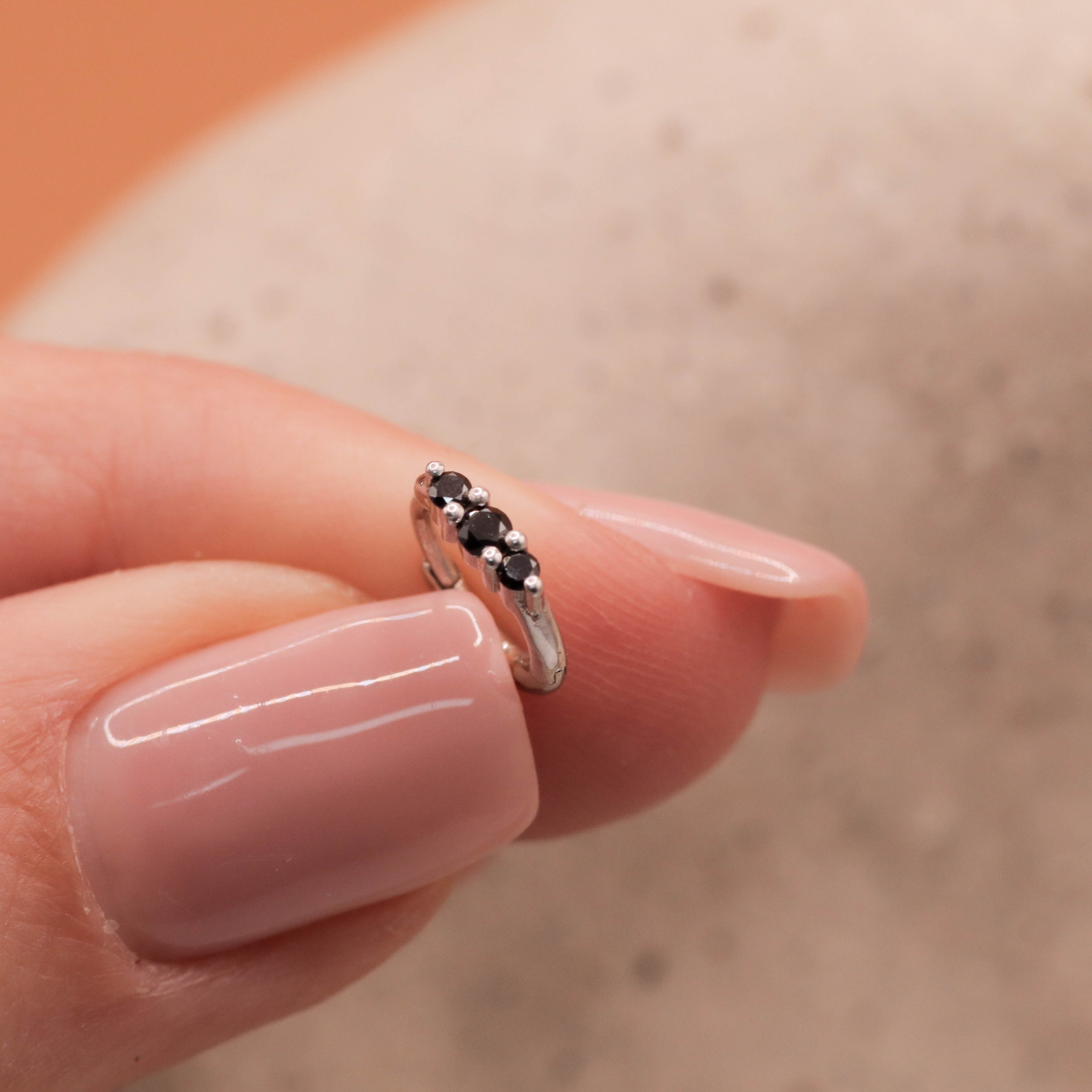 עגיל חישוק מיני אודרי עם יהלומים שחורים